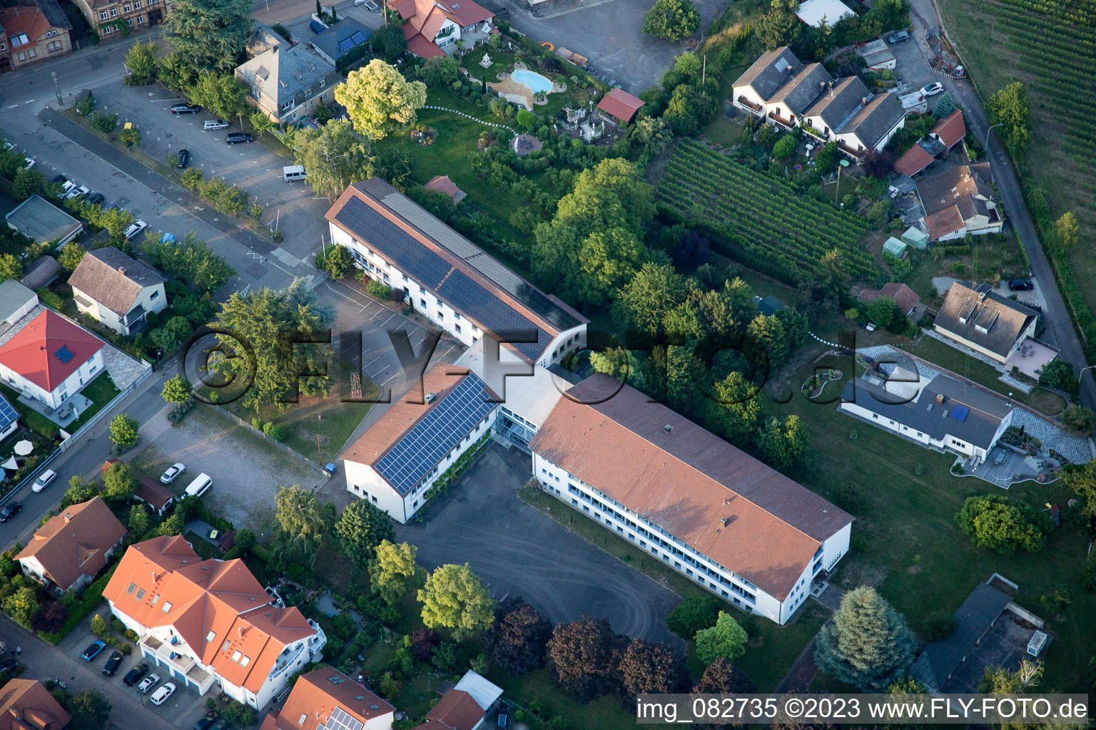 Edenkoben dans le département Rhénanie-Palatinat, Allemagne depuis l'avion