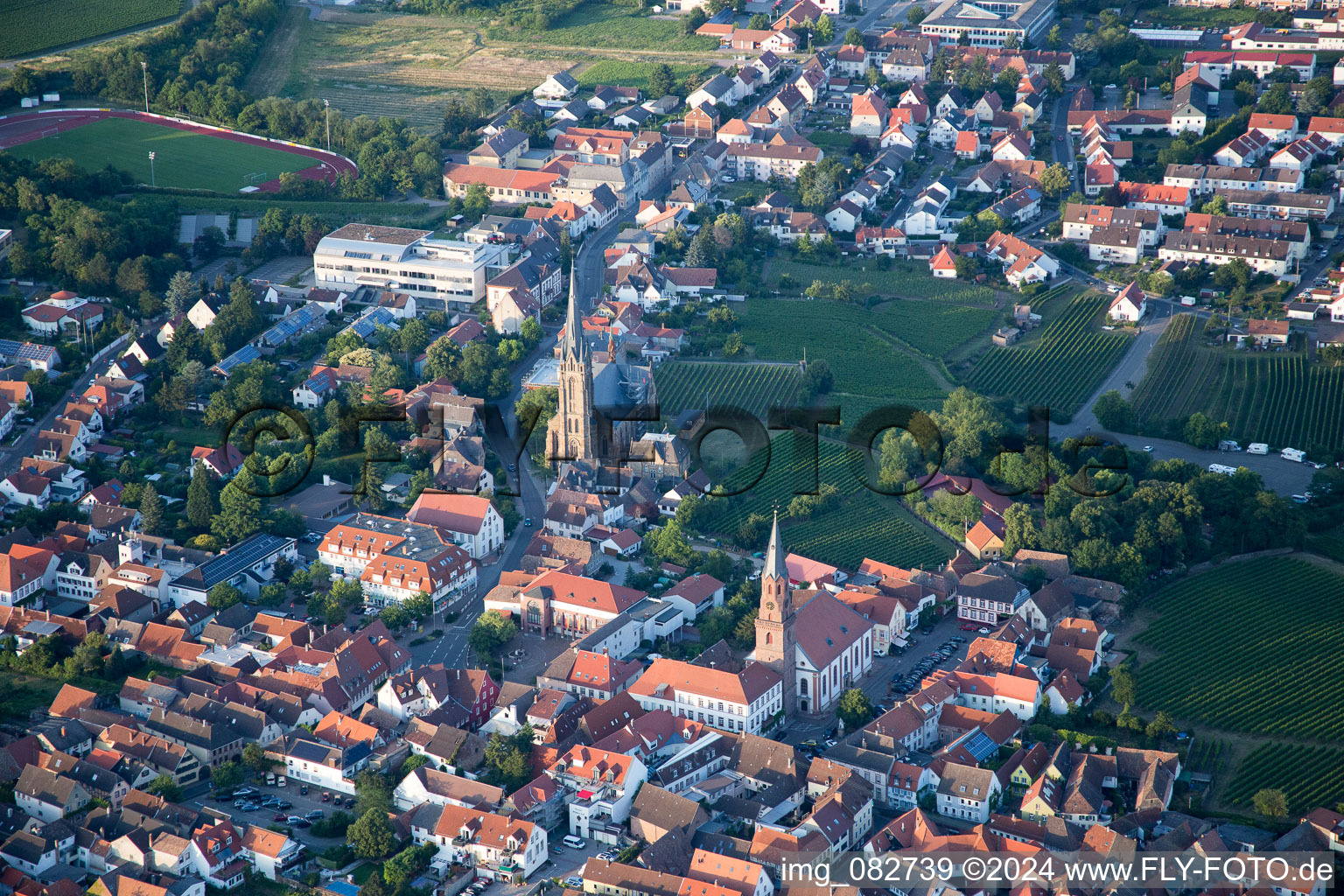 Vue aérienne de Bâtiment de l'église Saint-Louis dans le vieux centre-ville du centre-ville à Edenkoben dans le département Rhénanie-Palatinat, Allemagne
