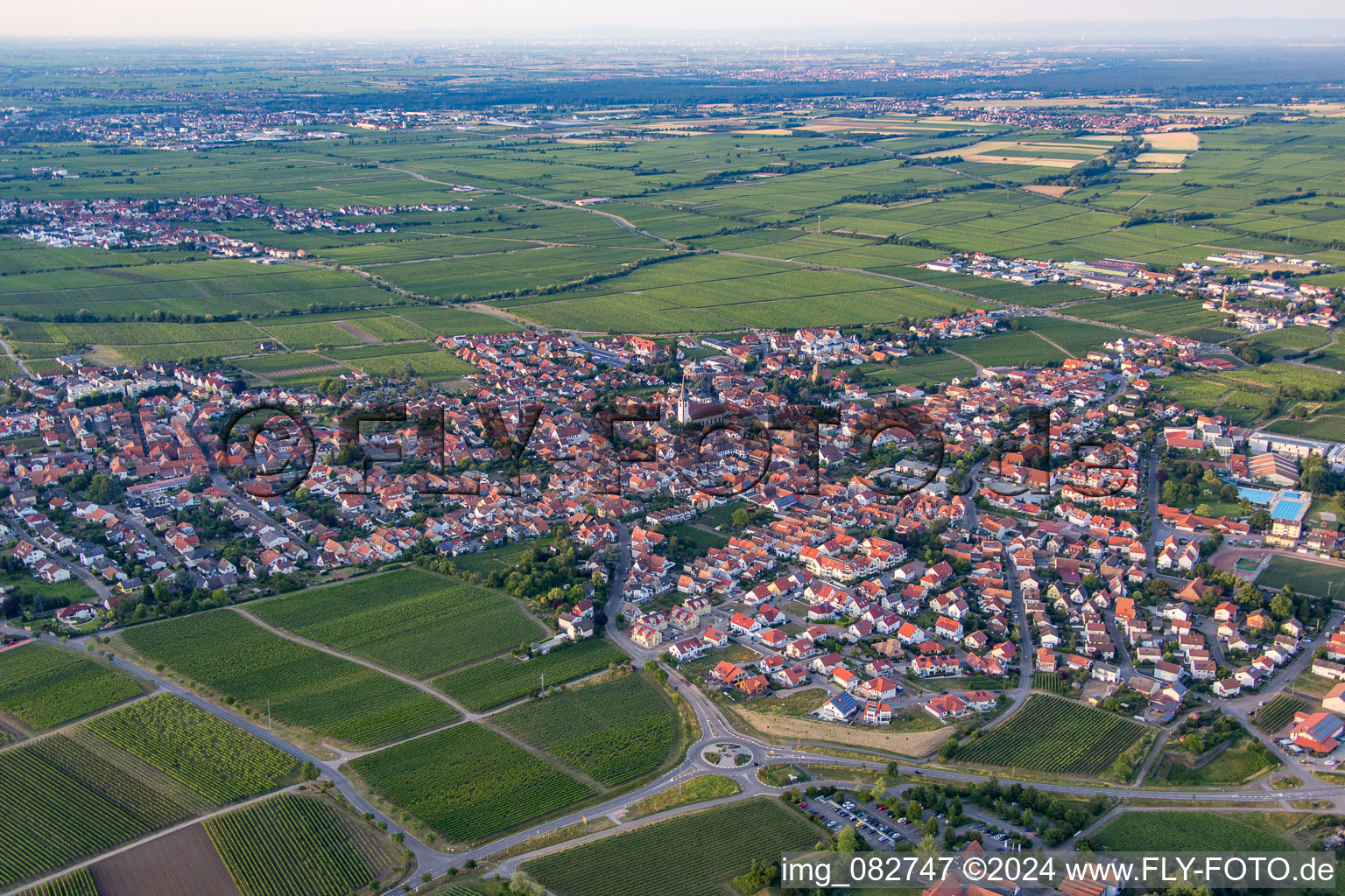 Vue aérienne de Maikammer dans le département Rhénanie-Palatinat, Allemagne