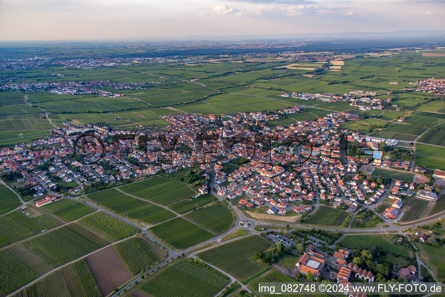 Vue aérienne de Maikammer dans le département Rhénanie-Palatinat, Allemagne