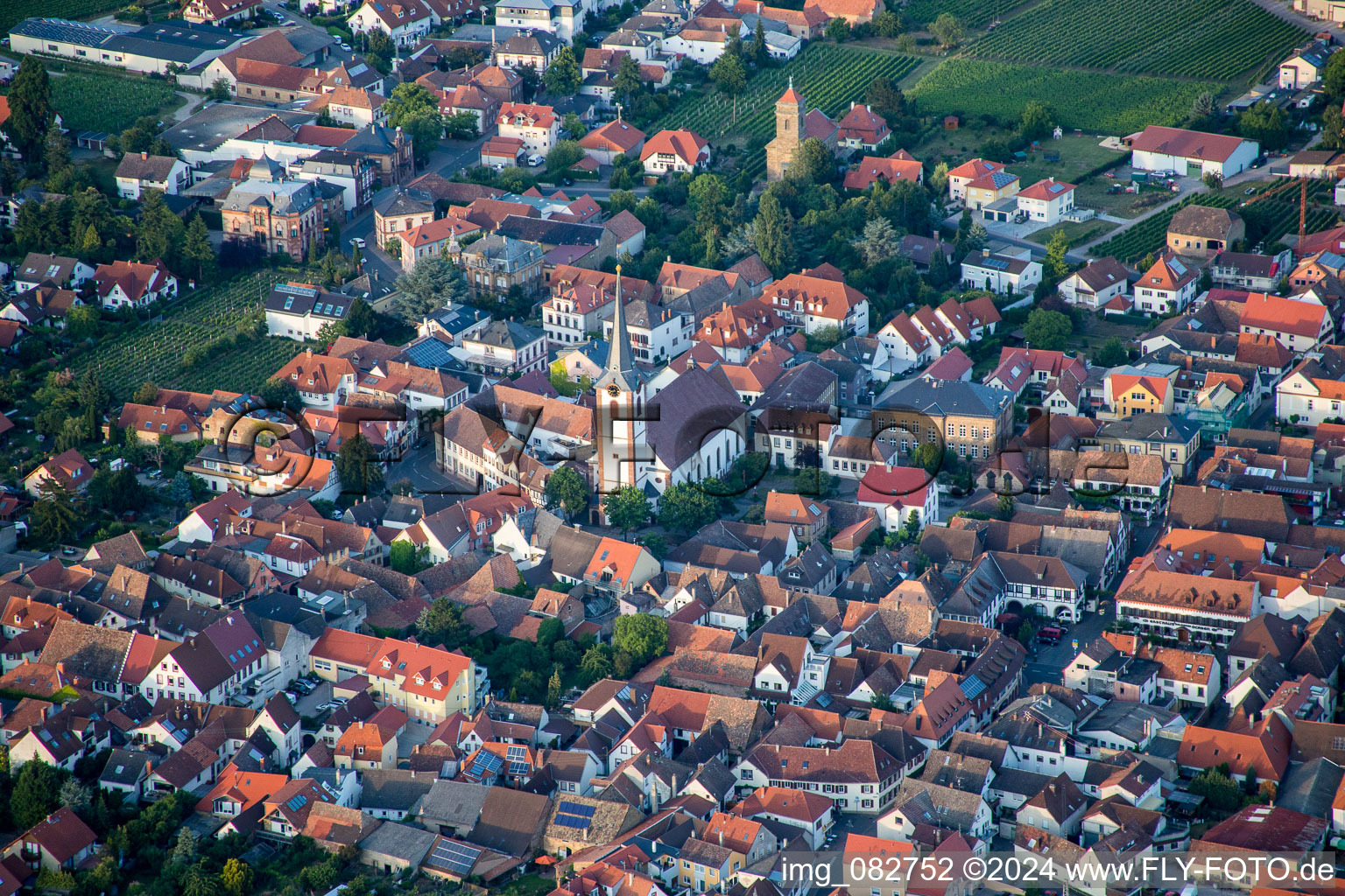 Vue aérienne de Bâtiment d'église au centre du village à Maikammer dans le département Rhénanie-Palatinat, Allemagne