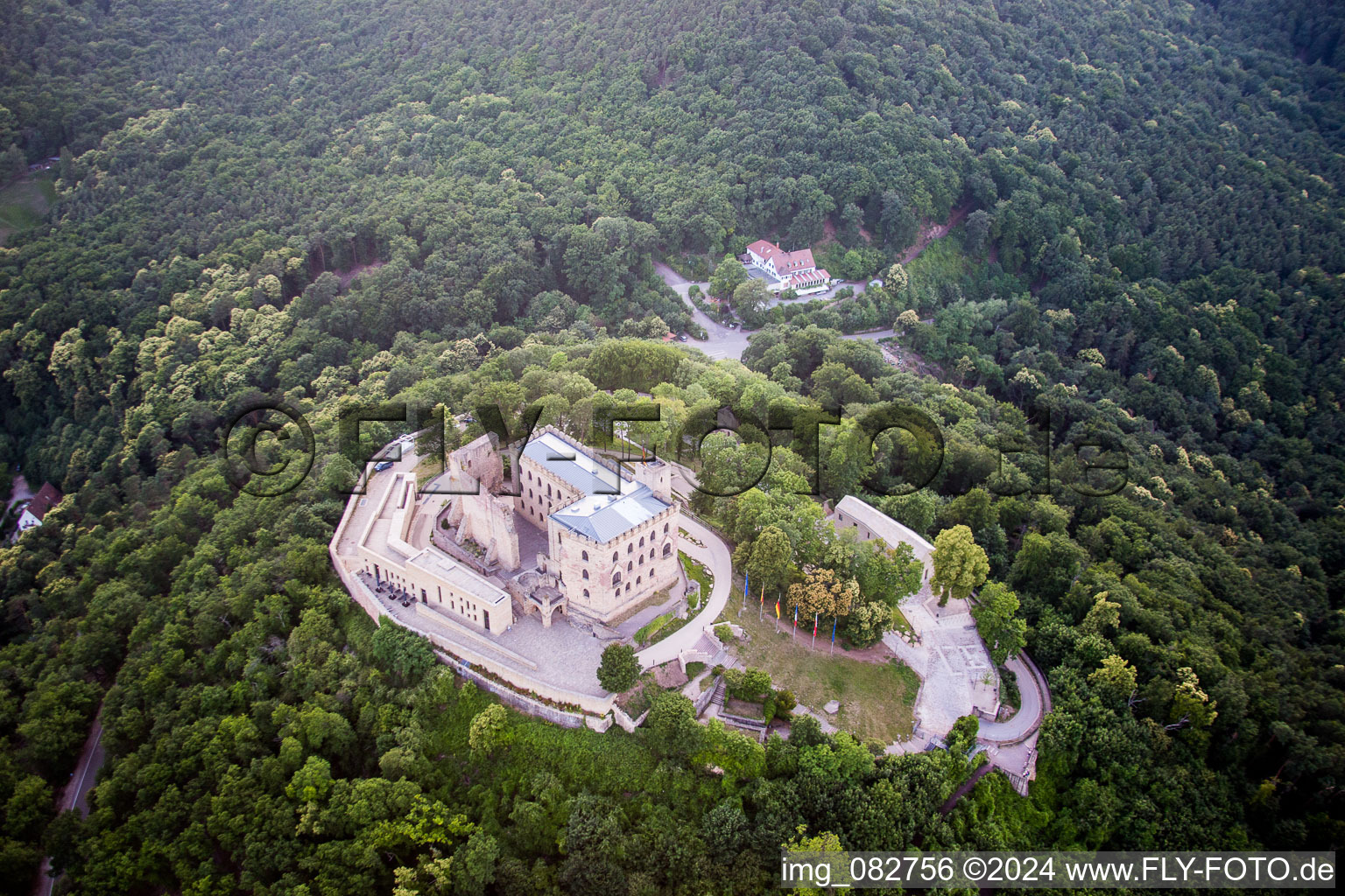 Vue aérienne de Complexe du château de Hambach. Avec chantier pour le nouveau bâtiment du Restaurant 1832 à le quartier Diedesfeld in Neustadt an der Weinstraße dans le département Rhénanie-Palatinat, Allemagne