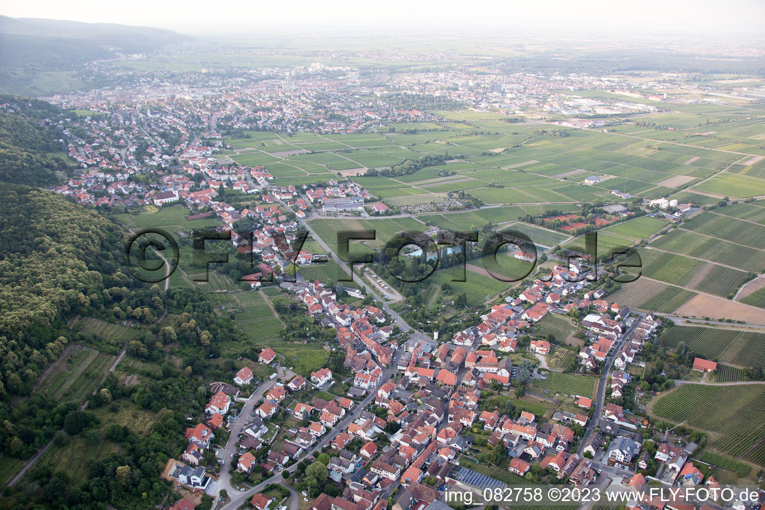 Vue aérienne de Quartier Hambach an der Weinstraße in Neustadt an der Weinstraße dans le département Rhénanie-Palatinat, Allemagne