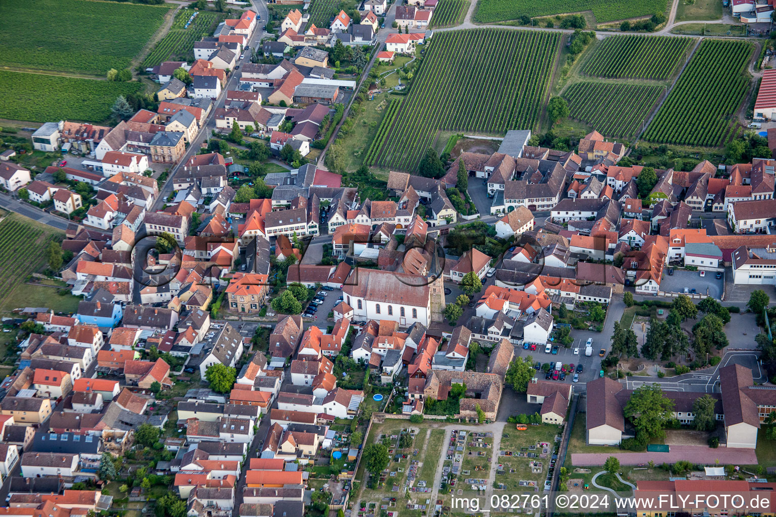 Vue aérienne de Bâtiment d'église au centre du village à le quartier Diedesfeld in Neustadt an der Weinstraße dans le département Rhénanie-Palatinat, Allemagne