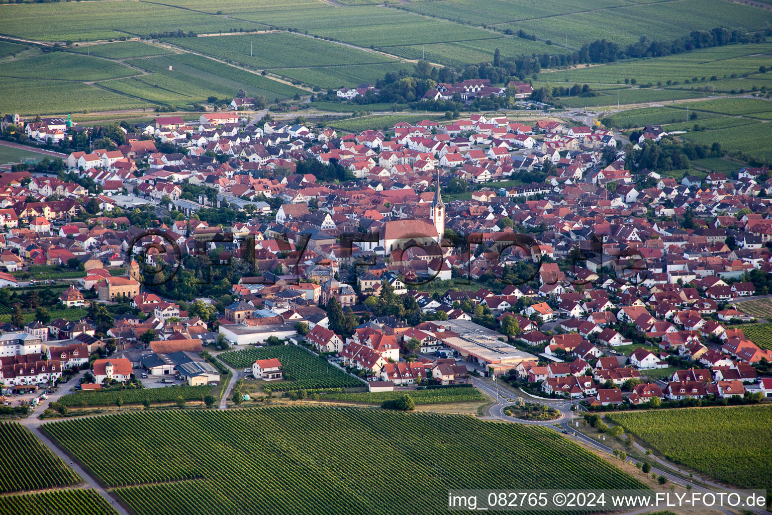 Vue aérienne de Vue des rues et des maisons des quartiers résidentiels à Maikammer dans le département Rhénanie-Palatinat, Allemagne