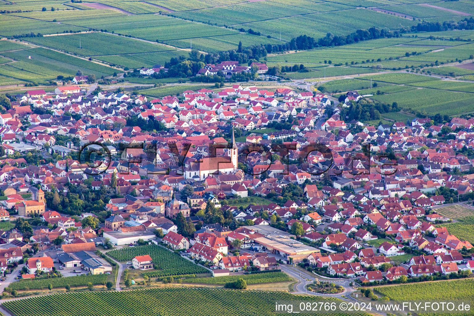 Vue oblique de Maikammer dans le département Rhénanie-Palatinat, Allemagne