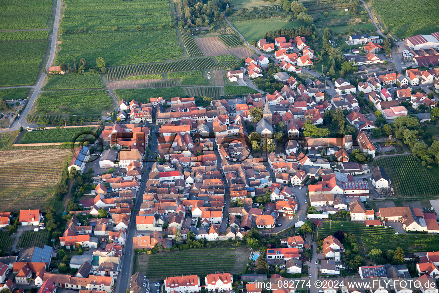 Kirrweiler dans le département Rhénanie-Palatinat, Allemagne vue d'en haut