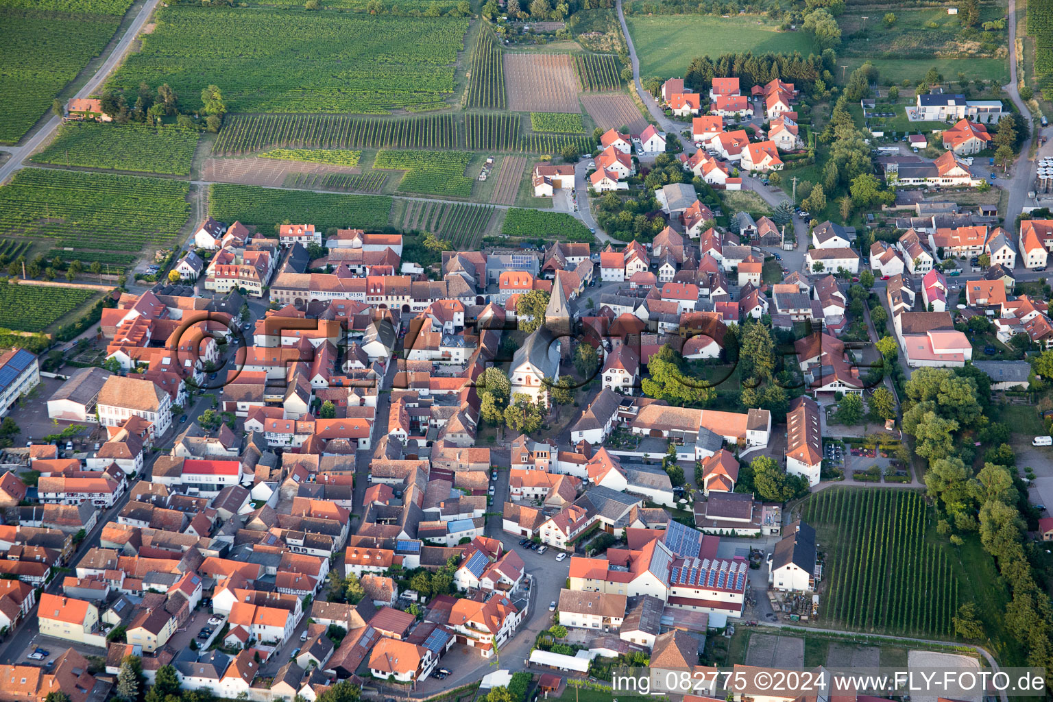 Kirrweiler dans le département Rhénanie-Palatinat, Allemagne depuis l'avion