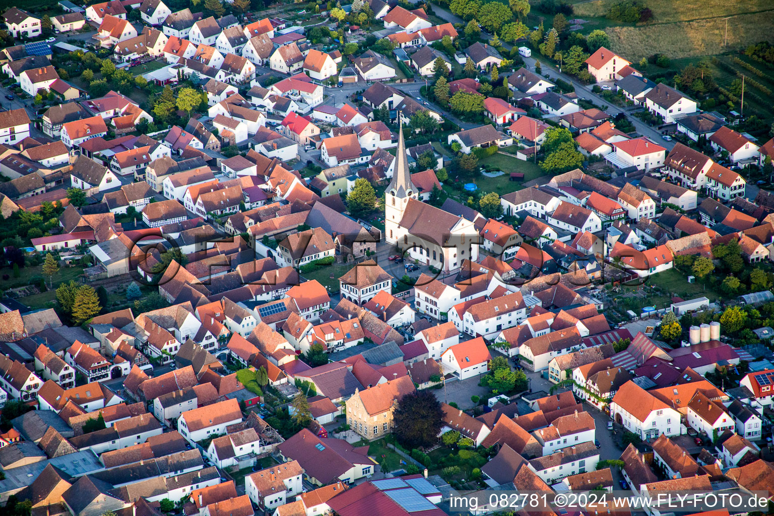 Vue aérienne de Église catholique à Venningen dans le département Rhénanie-Palatinat, Allemagne