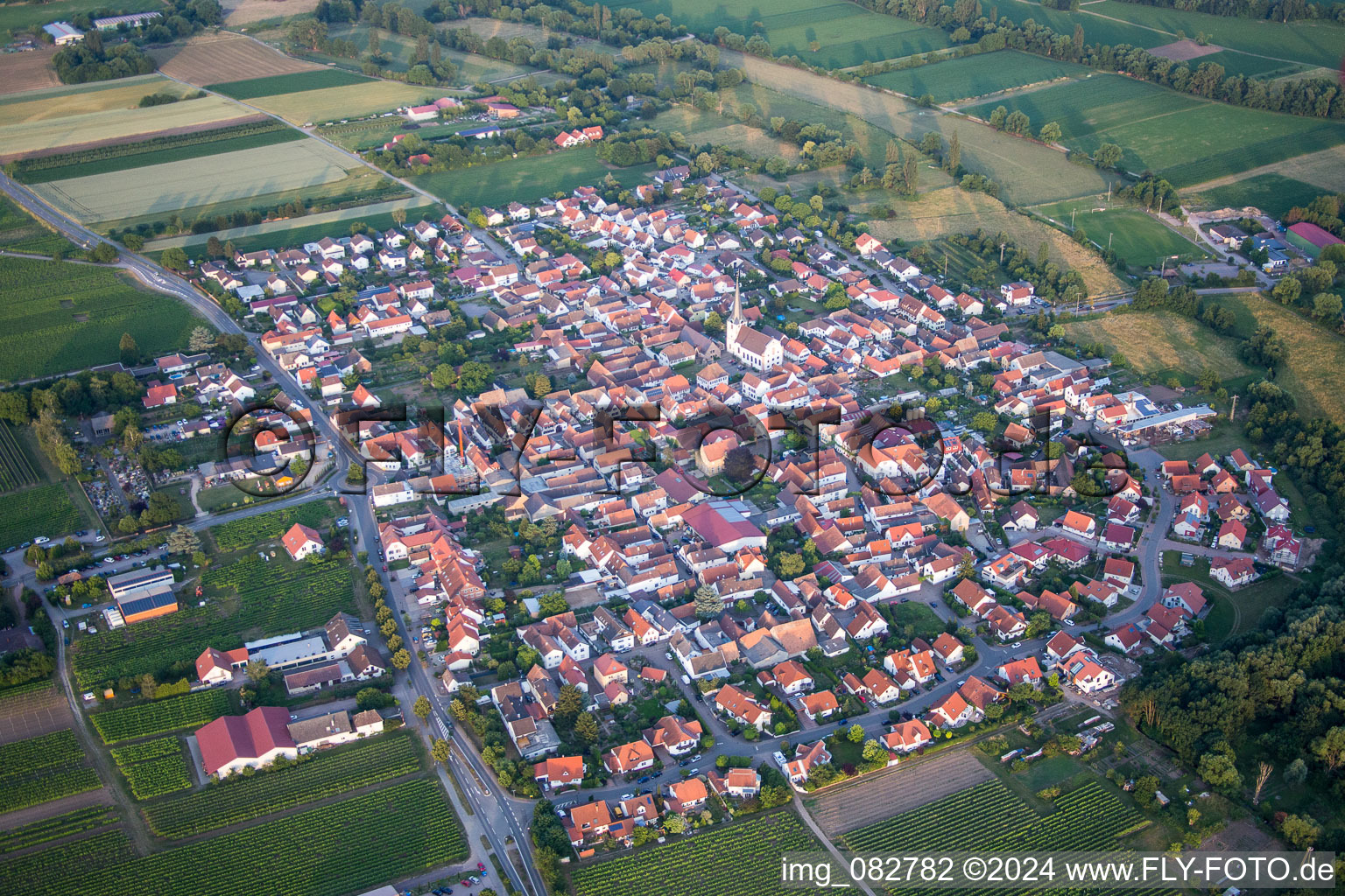 Vue oblique de Champs agricoles et surfaces utilisables à Venningen dans le département Rhénanie-Palatinat, Allemagne