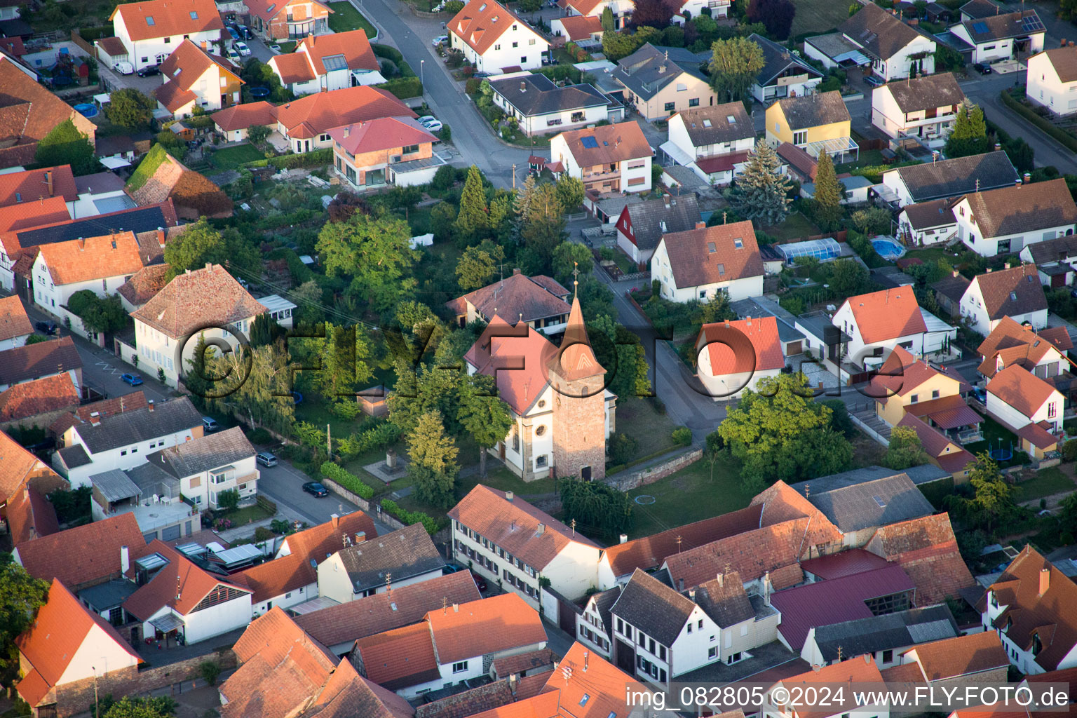 Vue d'oiseau de Freimersheim dans le département Rhénanie-Palatinat, Allemagne