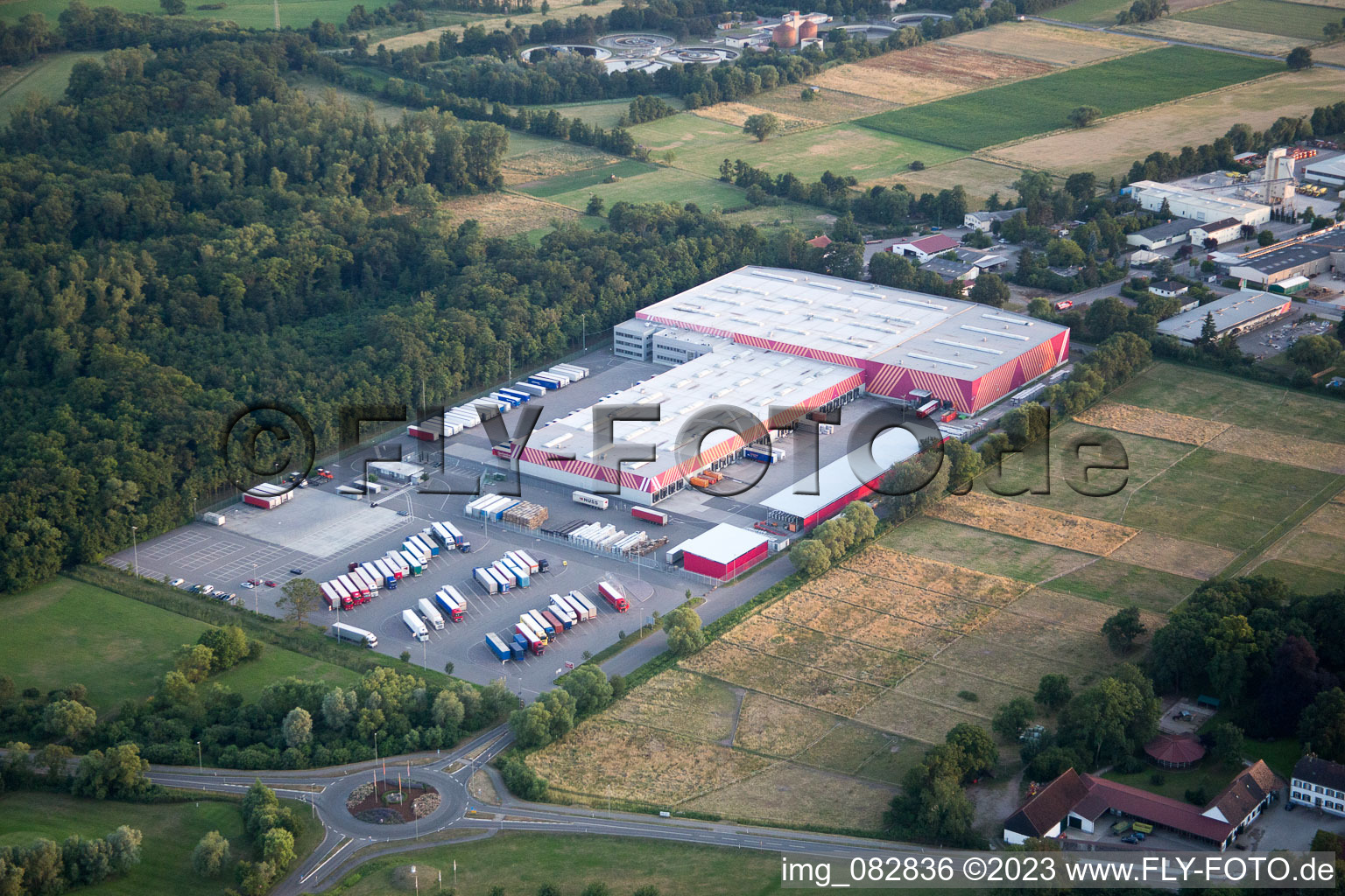 Vue aérienne de Quincaillerie du siège social de Hornbach dans la zone industrielle de Bornheim à Bornheim à Essingen dans le département Rhénanie-Palatinat, Allemagne