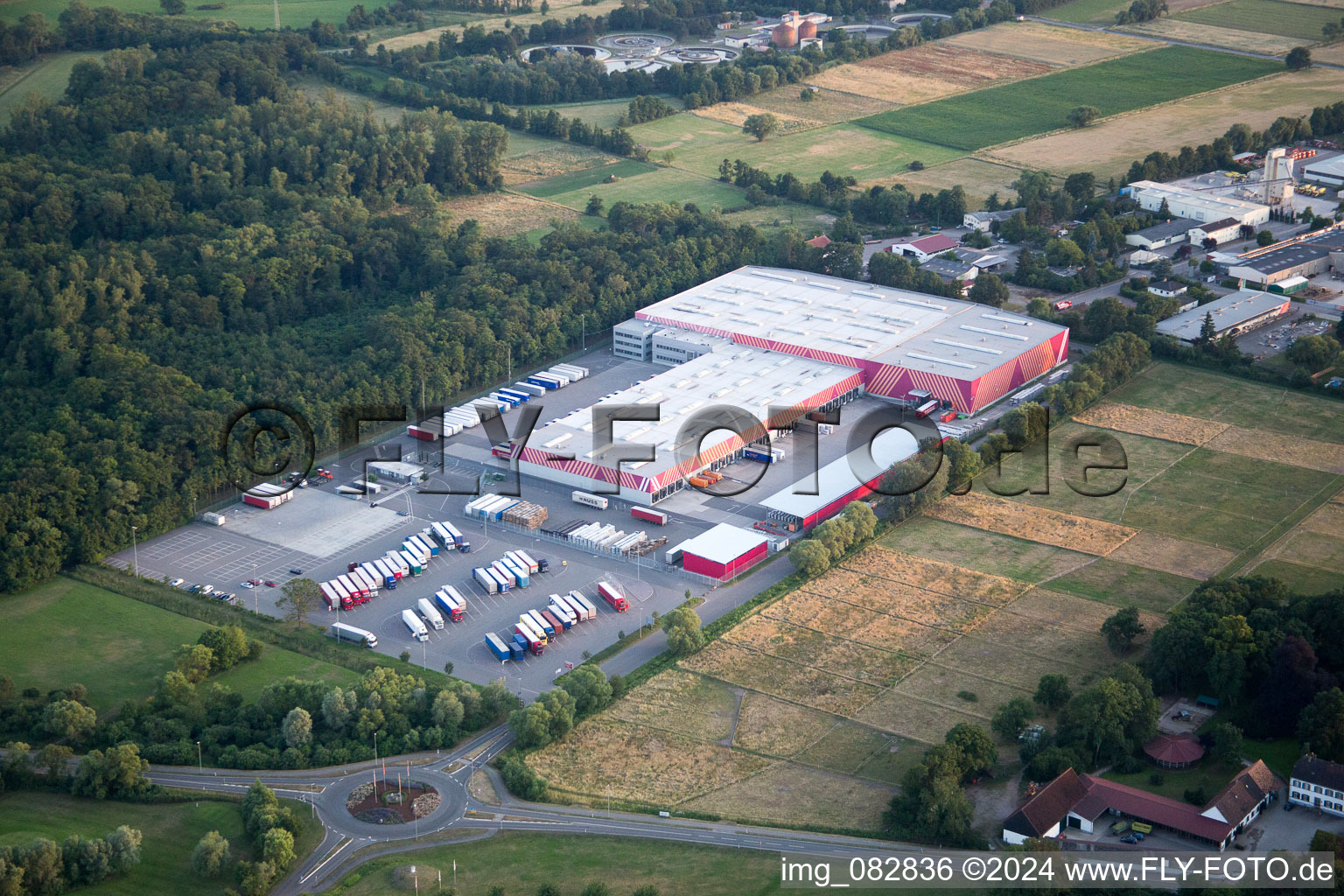 Vue aérienne de Quincaillerie du siège social de Hornbach dans la zone industrielle de Bornheim à Bornheim à le quartier Dreihof in Essingen dans le département Rhénanie-Palatinat, Allemagne