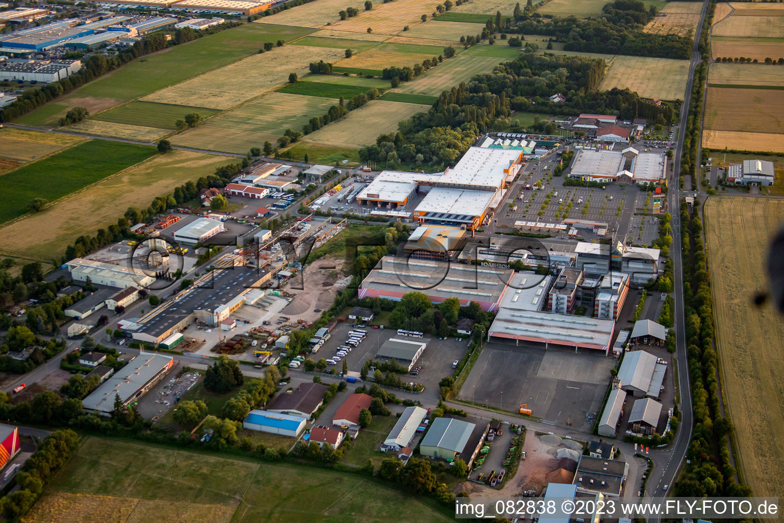 Vue aérienne de Zone industrielle de la Bruchwiesenstrasse avec quincaillerie Hornbach à le quartier Dreihof in Bornheim dans le département Rhénanie-Palatinat, Allemagne