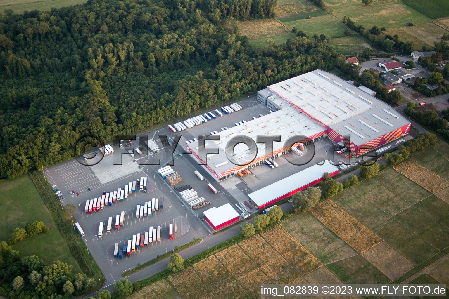 Vue aérienne de Centre logistique de Hornbach à le quartier Dreihof in Essingen dans le département Rhénanie-Palatinat, Allemagne