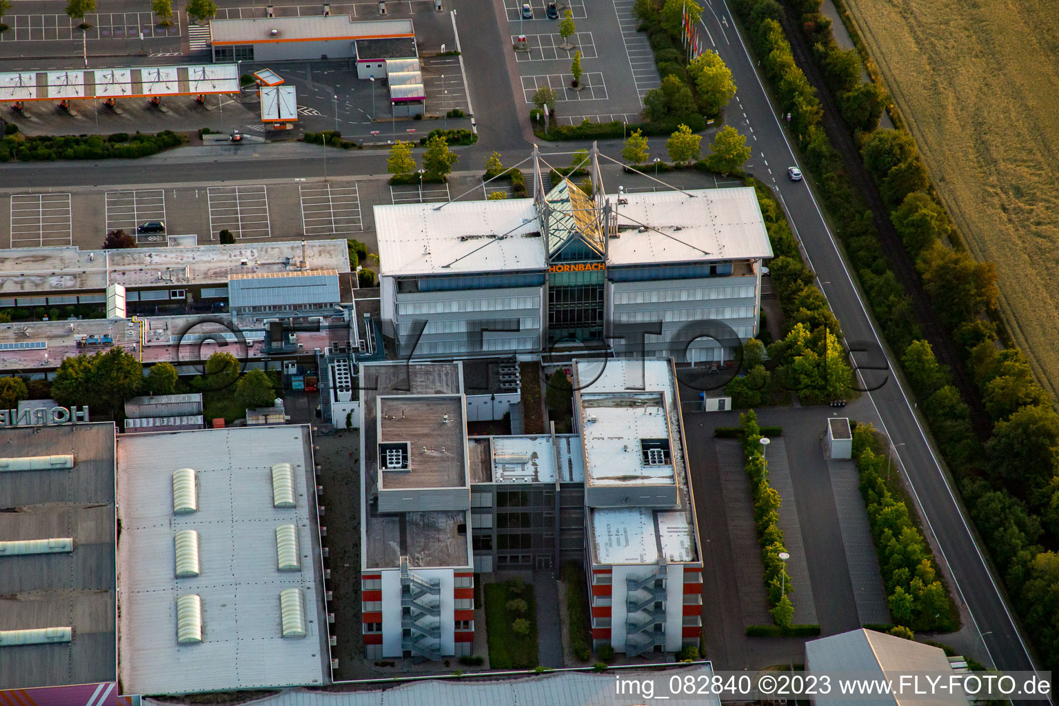 Vue aérienne de Siège social de la quincaillerie Hornbach à le quartier Dreihof in Bornheim dans le département Rhénanie-Palatinat, Allemagne