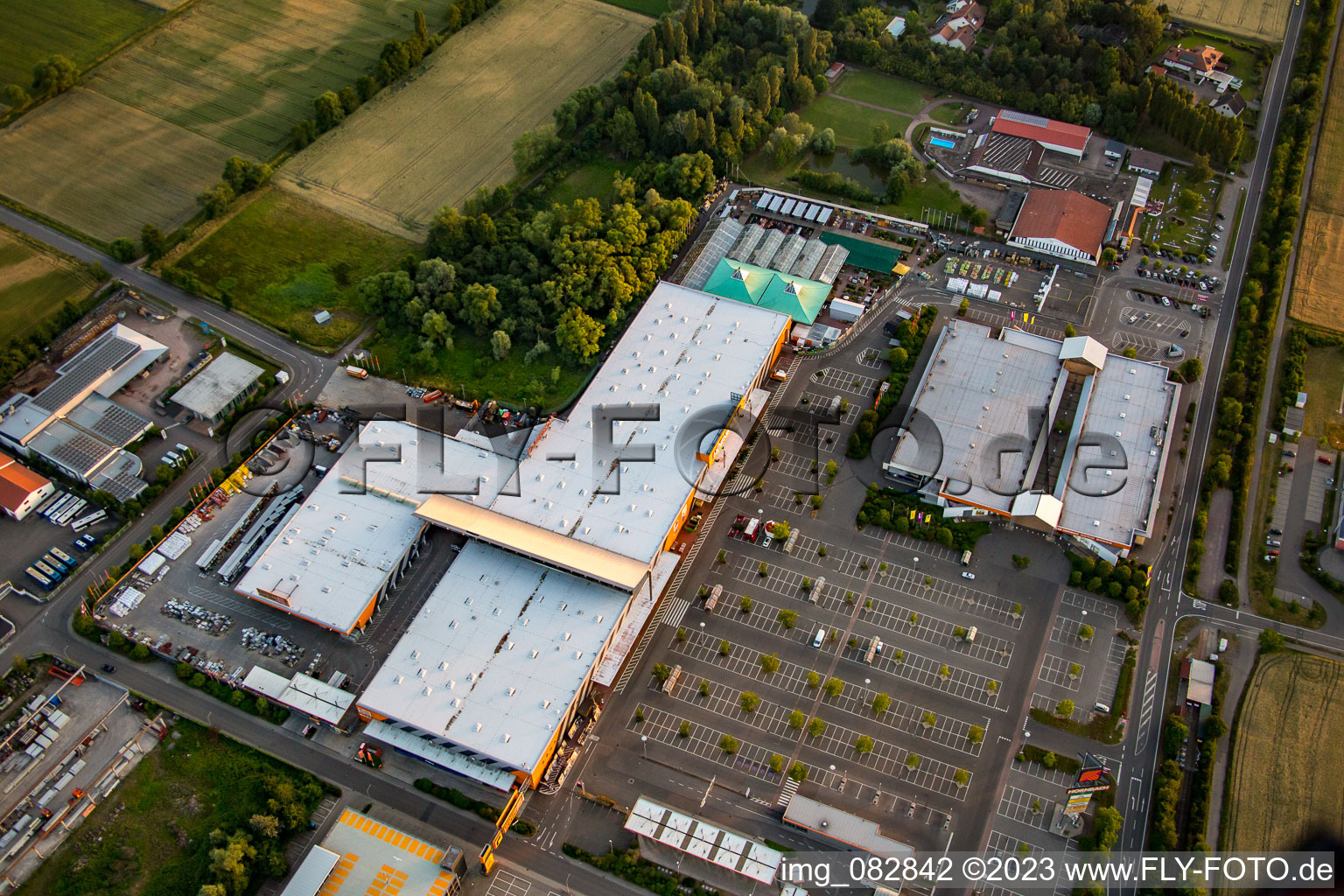 Vue aérienne de Parking du Hornbach à le quartier Dreihof in Bornheim dans le département Rhénanie-Palatinat, Allemagne