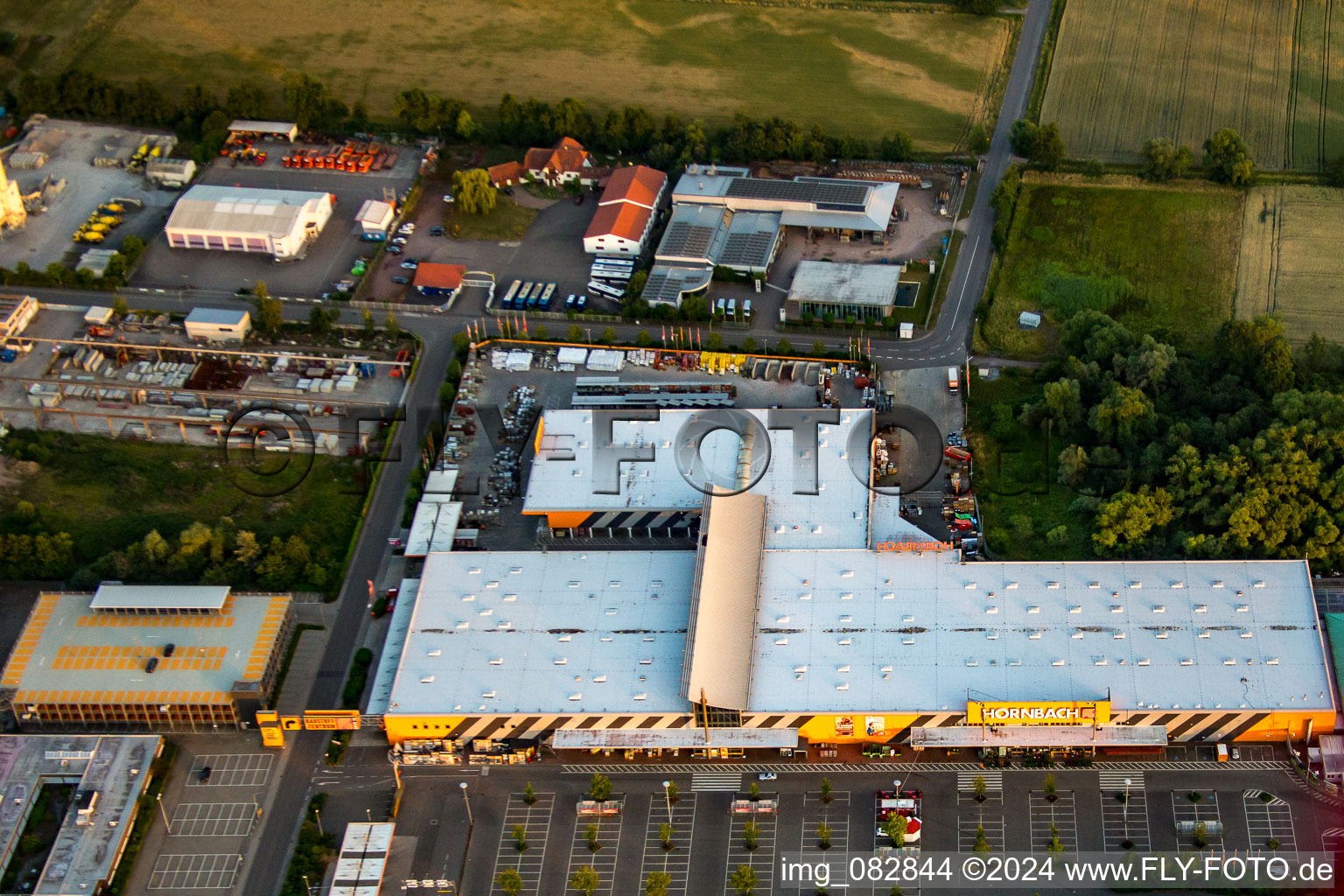 Vue aérienne de Quincaillerie Hornbach à Bornheim dans le département Rhénanie-Palatinat, Allemagne