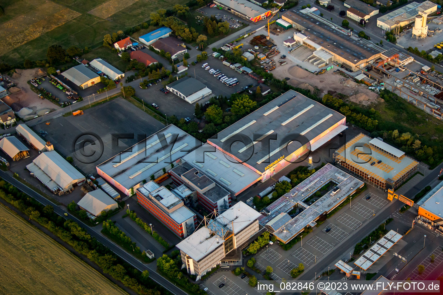 Vue aérienne de Siège social de la quincaillerie Hornbach à le quartier Dreihof in Bornheim dans le département Rhénanie-Palatinat, Allemagne