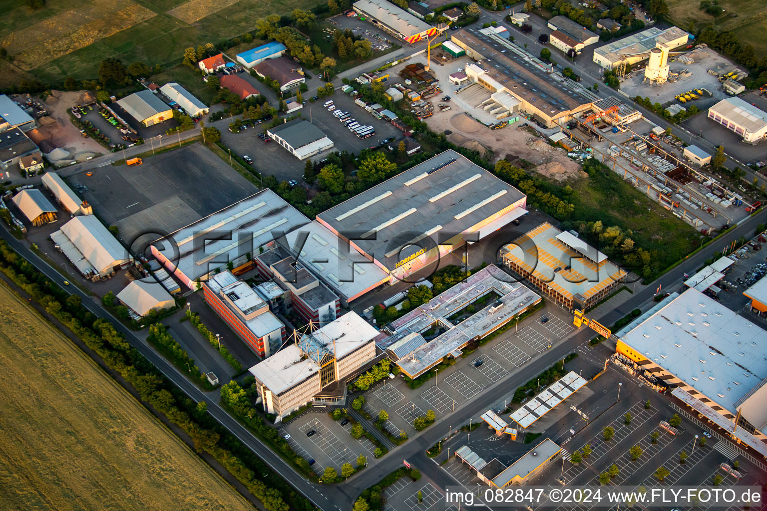 Photographie aérienne de Siège social de la quincaillerie Hornbach à le quartier Dreihof in Bornheim dans le département Rhénanie-Palatinat, Allemagne