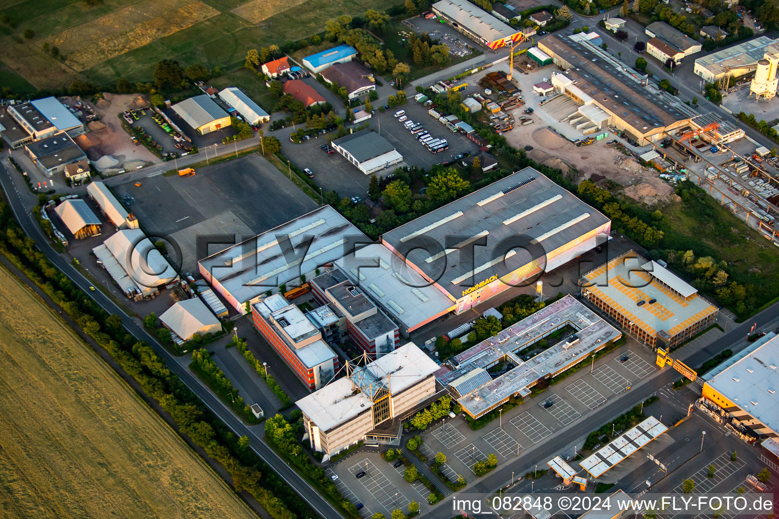 Vue oblique de Siège social de la quincaillerie Hornbach à le quartier Dreihof in Bornheim dans le département Rhénanie-Palatinat, Allemagne