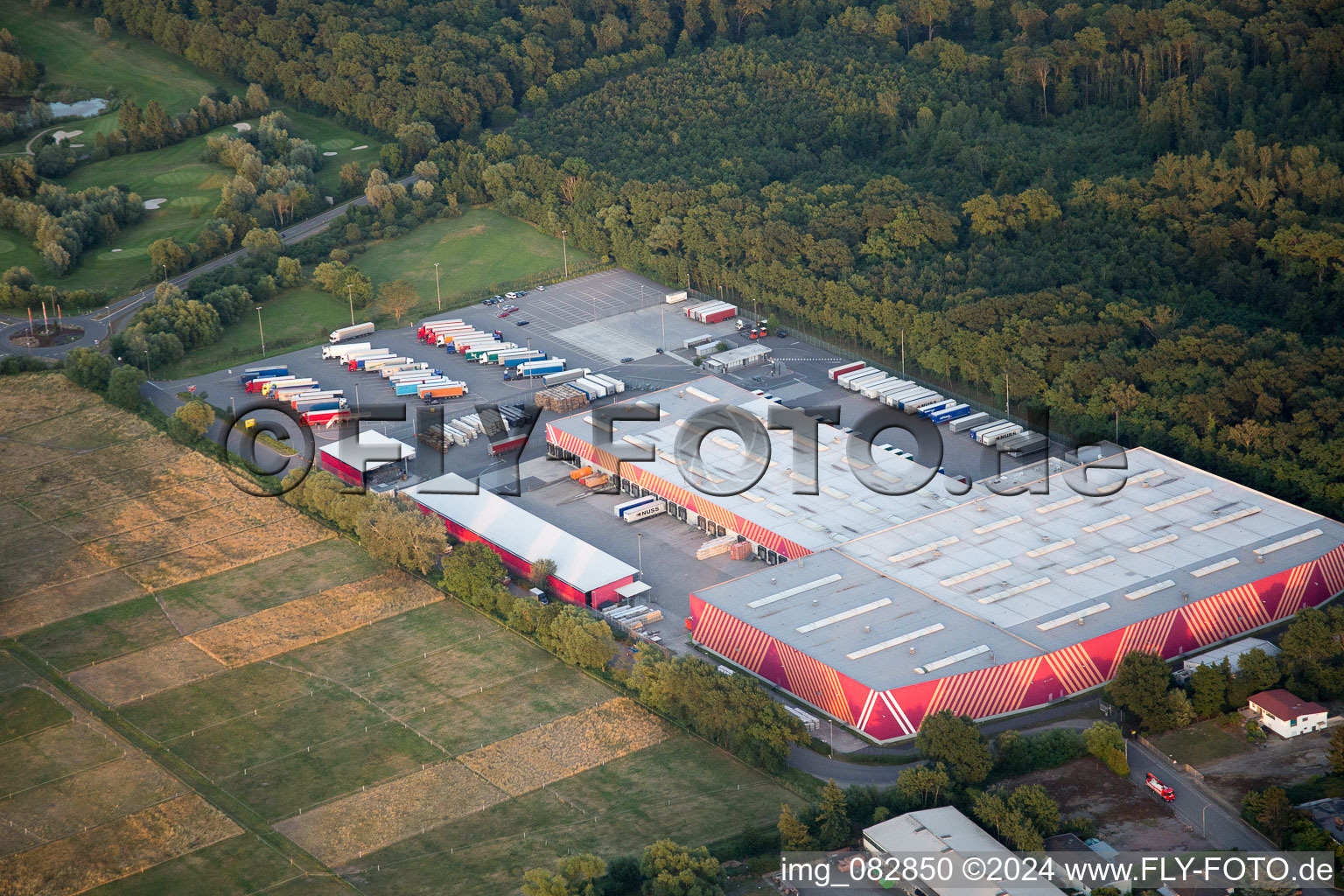 Vue aérienne de Quincaillerie du siège social de Hornbach dans la zone industrielle de Bornheim à Bornheim à le quartier Dreihof in Essingen dans le département Rhénanie-Palatinat, Allemagne