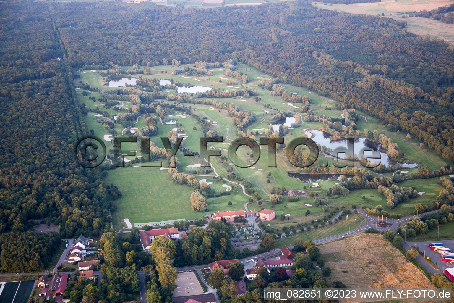 Vue aérienne de Club de golf à Essingen dans le département Rhénanie-Palatinat, Allemagne