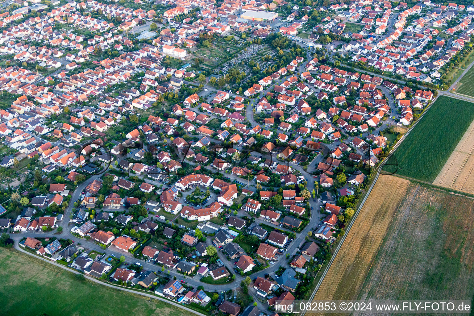 Vue aérienne de Quartier Queichtalring dans l'aire urbaine à Offenbach an der Queich dans le département Rhénanie-Palatinat, Allemagne