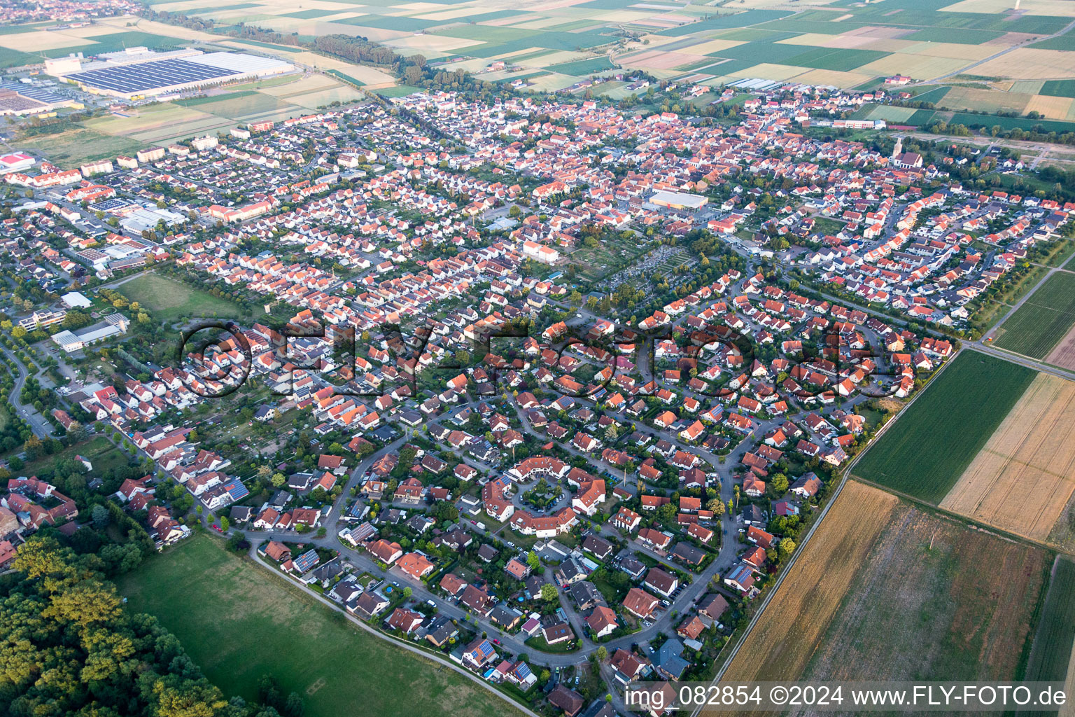 Vue aérienne de Vue des rues et des maisons des quartiers résidentiels à le quartier Offenbach in Offenbach an der Queich dans le département Rhénanie-Palatinat, Allemagne