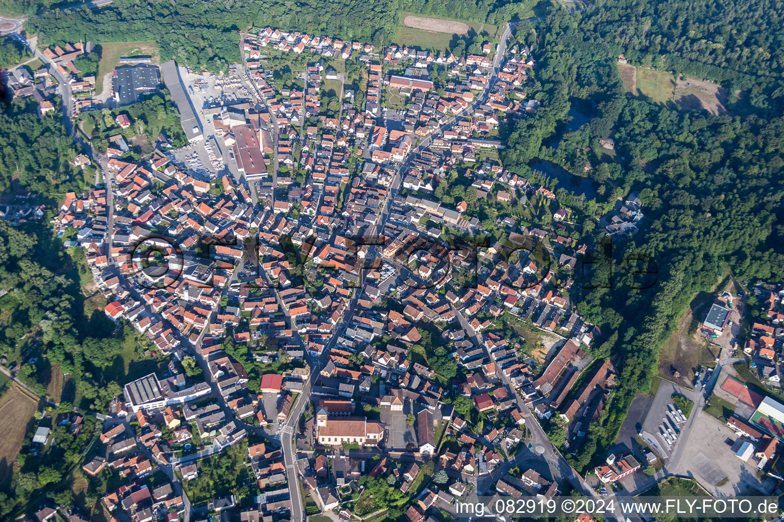 Vue aérienne de Vue des rues et des maisons des quartiers résidentiels à Soufflenheim dans le département Bas Rhin, France