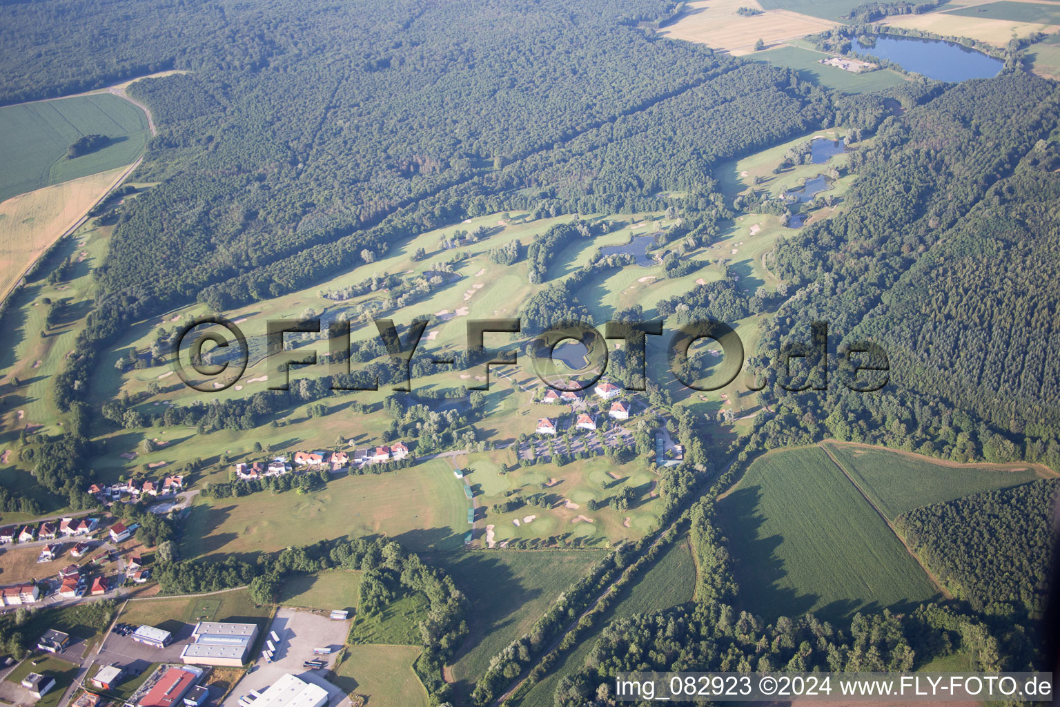 Vue aérienne de Club de golf à Soufflenheim dans le département Bas Rhin, France