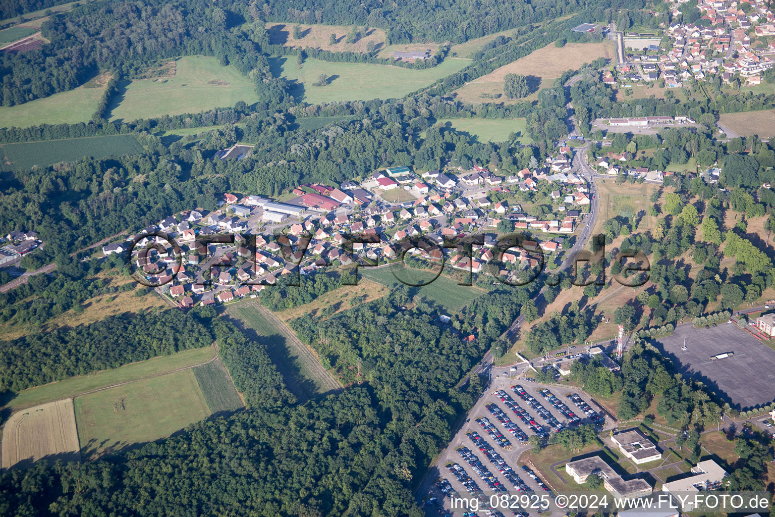 Vue d'oiseau de Oberhoffen-sur-Moder dans le département Bas Rhin, France