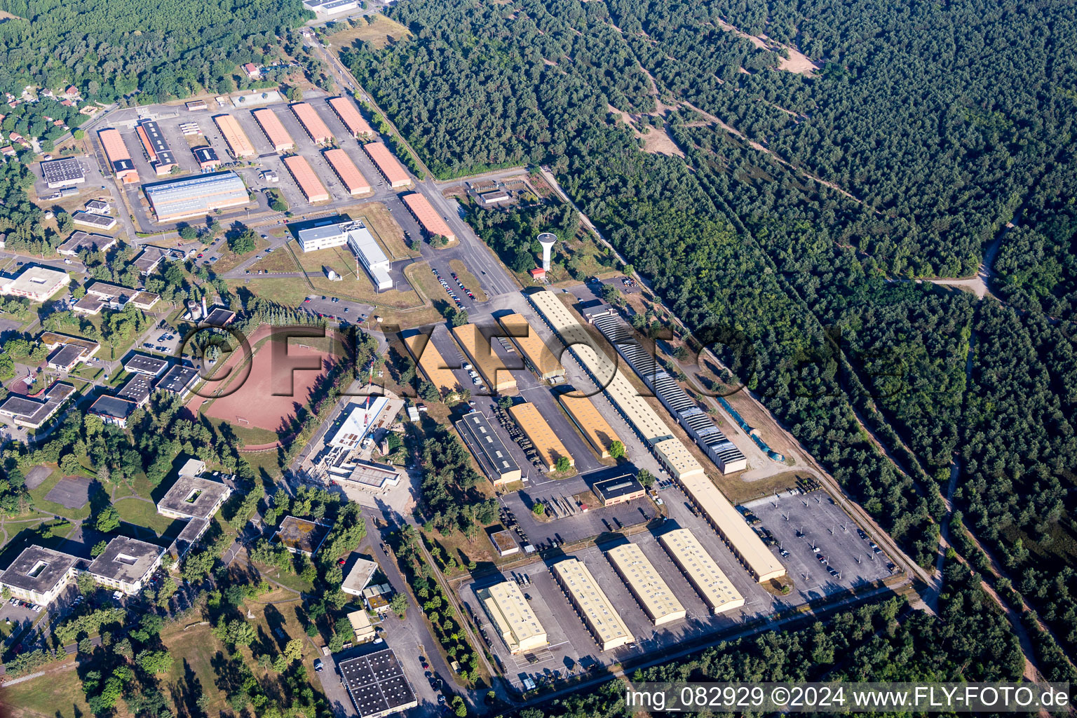 Vue aérienne de Caserne militaire Quartier Estienne à Haguenau à le quartier Ceinture Forêt Nord in Hagenau dans le département Bas Rhin, France