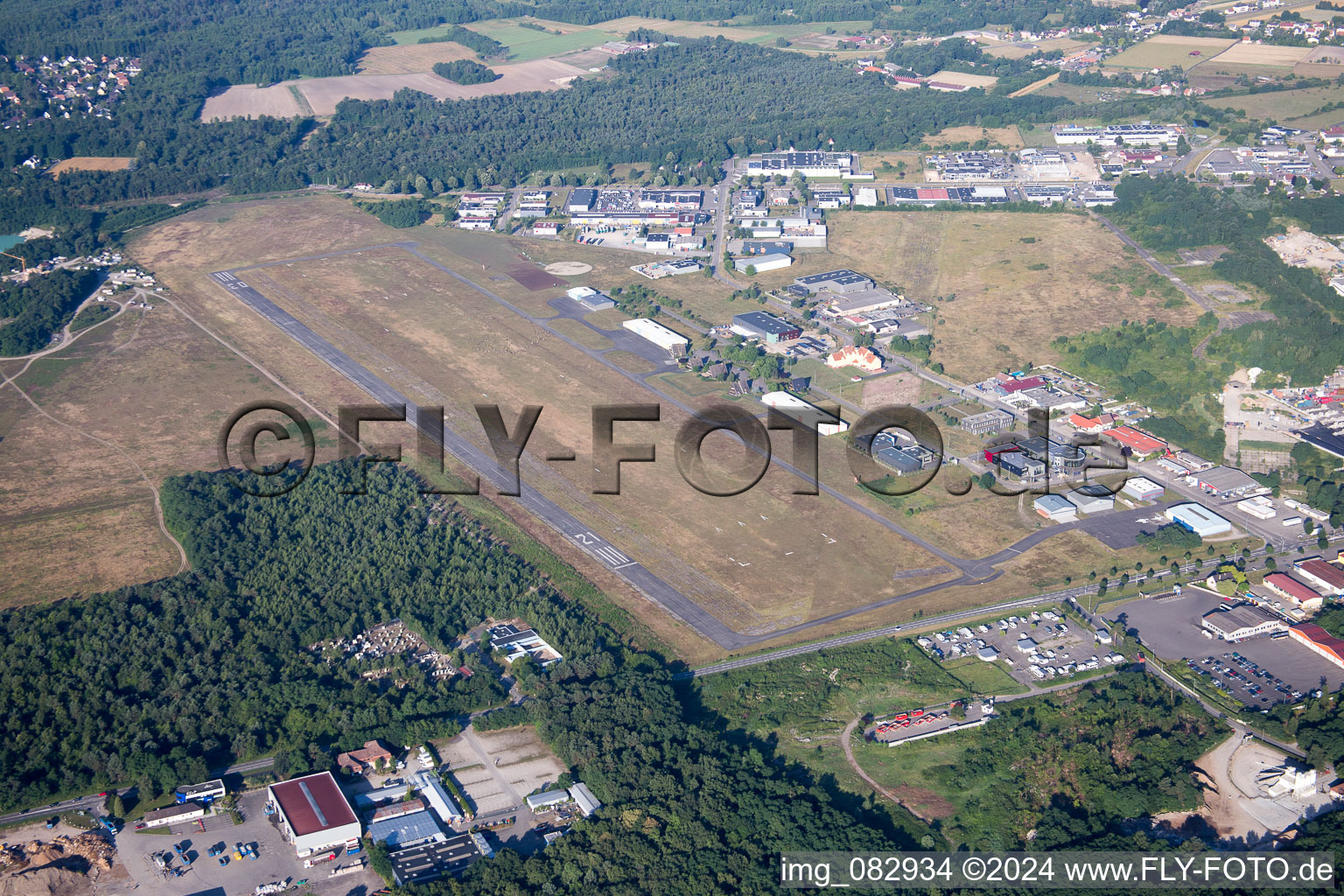 Vue aérienne de Aérodrome à Haguenau dans le département Bas Rhin, France