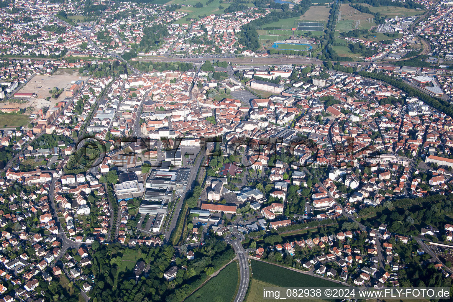 Vue aérienne de Haguenau à le quartier Schloessel Chateau Fiat in Hagenau dans le département Bas Rhin, France