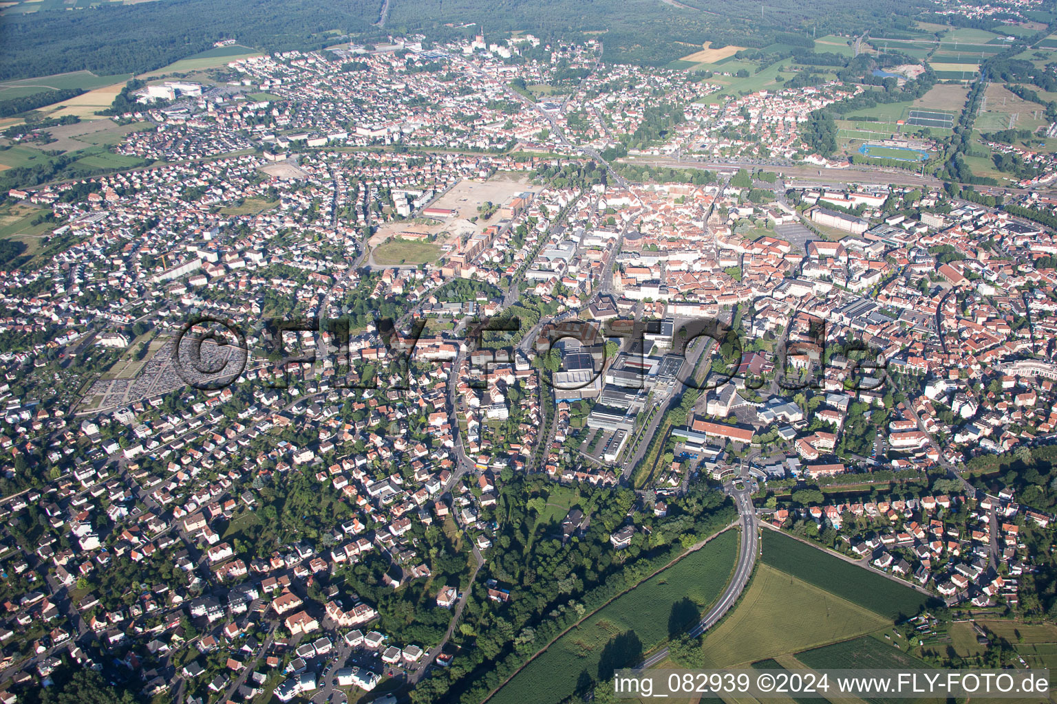 Vue aérienne de Haguenau à le quartier Schloessel Chateau Fiat in Hagenau dans le département Bas Rhin, France