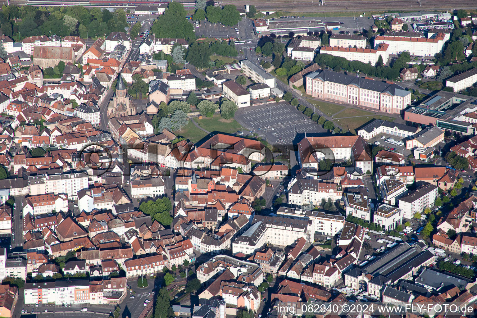 Vue aérienne de Ensemble bâti muséal Médias de la Vieille Île / Médiathèque de la Vieille-Ile à Haguenau à Hagenau dans le département Bas Rhin, France