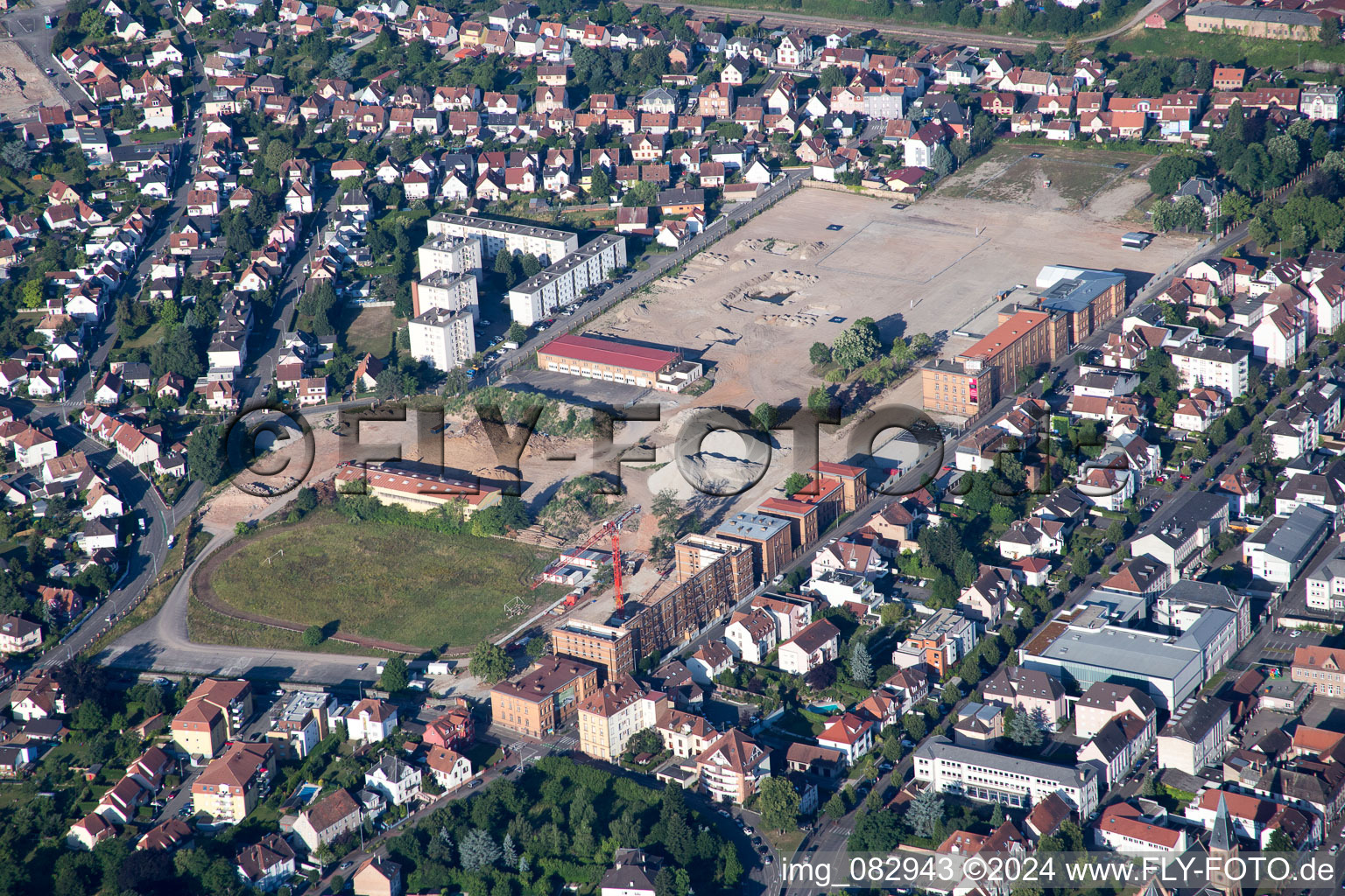 Vue aérienne de Chantier pour la construction d'un nouvel immeuble de bureaux et commerciaux Mission Locale d'Alsace du Nord à Haguenau à le quartier Bildstoeckel Ouest in Hagenau dans le département Bas Rhin, France