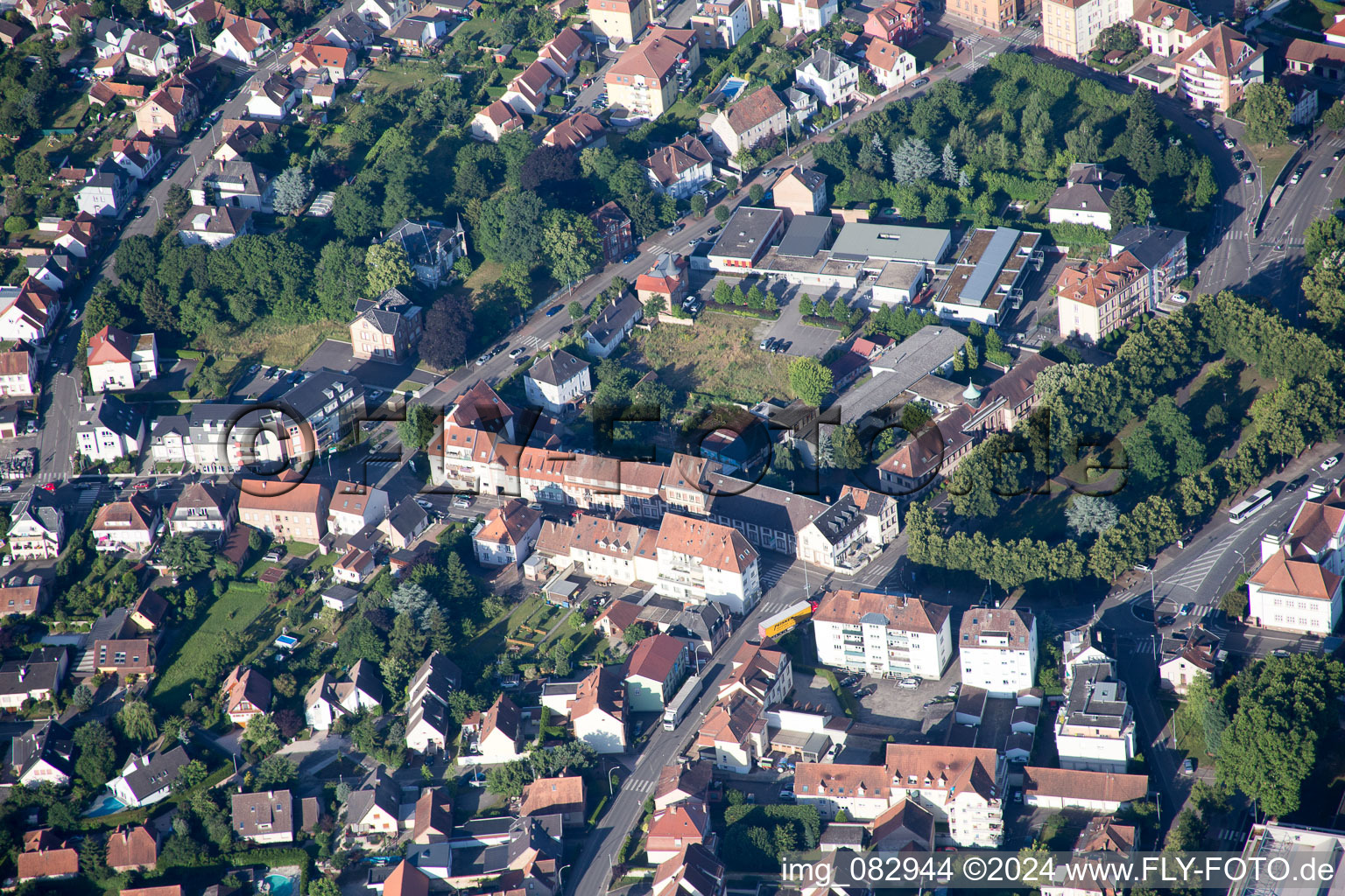 Vue aérienne de Salle événementielle CSC ROBERT SCHUMAN à Haguenau à Hagenau dans le département Bas Rhin, France