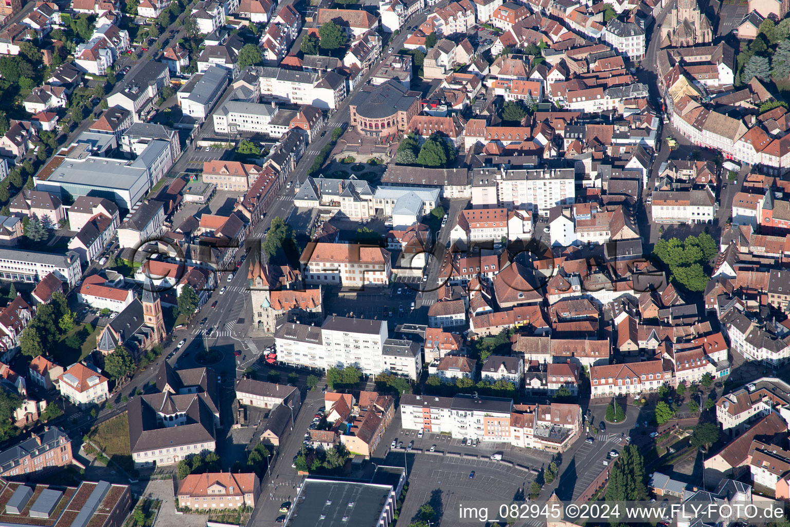 Vue aérienne de Ensemble de bâtiments du musée Musée Place Dr Albert Schweitzer à Haguenau à Hagenau dans le département Bas Rhin, France