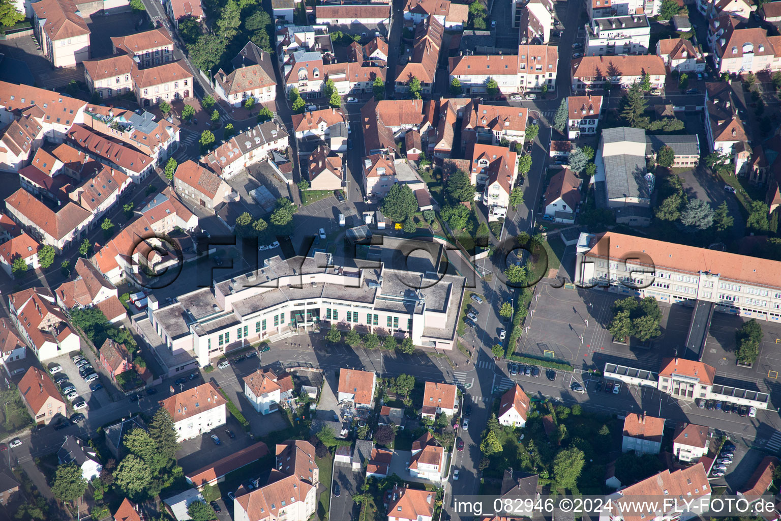 Vue aérienne de Bâtiment administratif et complexe de bureaux Palascak Robert à Haguenau à Hagenau dans le département Bas Rhin, France