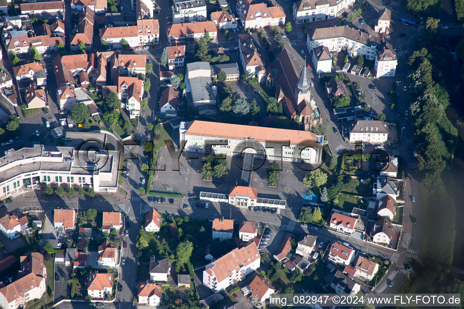 Vue aérienne de Ecole Saint Nicolas à Haguenau à Hagenau dans le département Bas Rhin, France