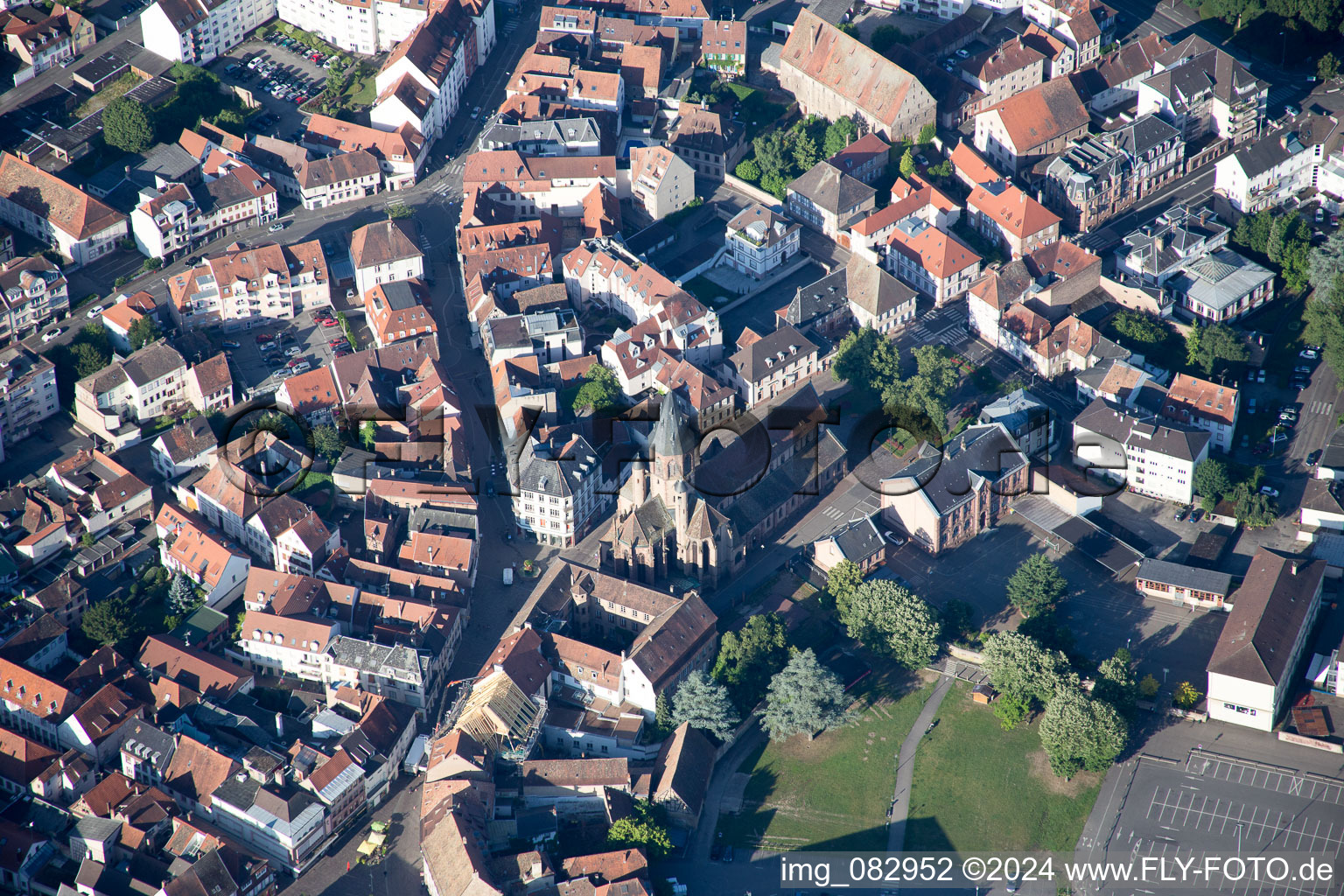 Vue aérienne de Bâtiment de l'église Saint Georges dans le centre ancien du centre-ville de Haguenau à Hagenau dans le département Bas Rhin, France