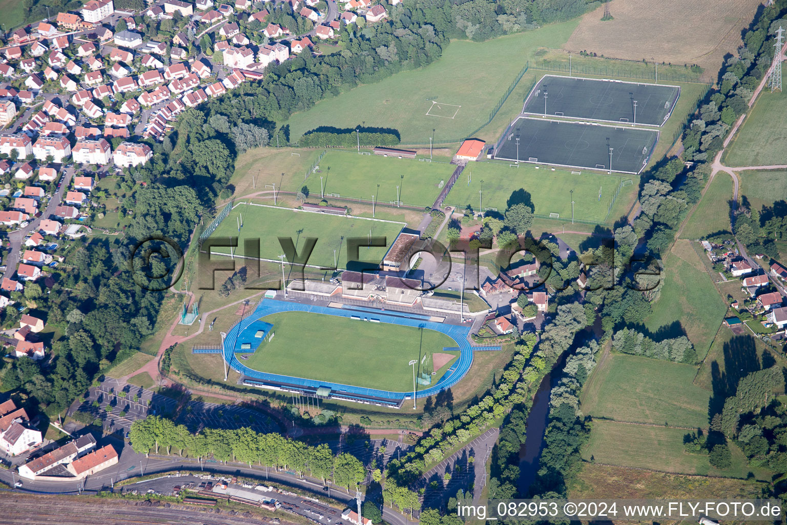 Vue aérienne de Ensemble des terrains de sport du FC Haguenau Rugby à Haguenau à le quartier Metzgerhof Krausenhof in Hagenau dans le département Bas Rhin, France