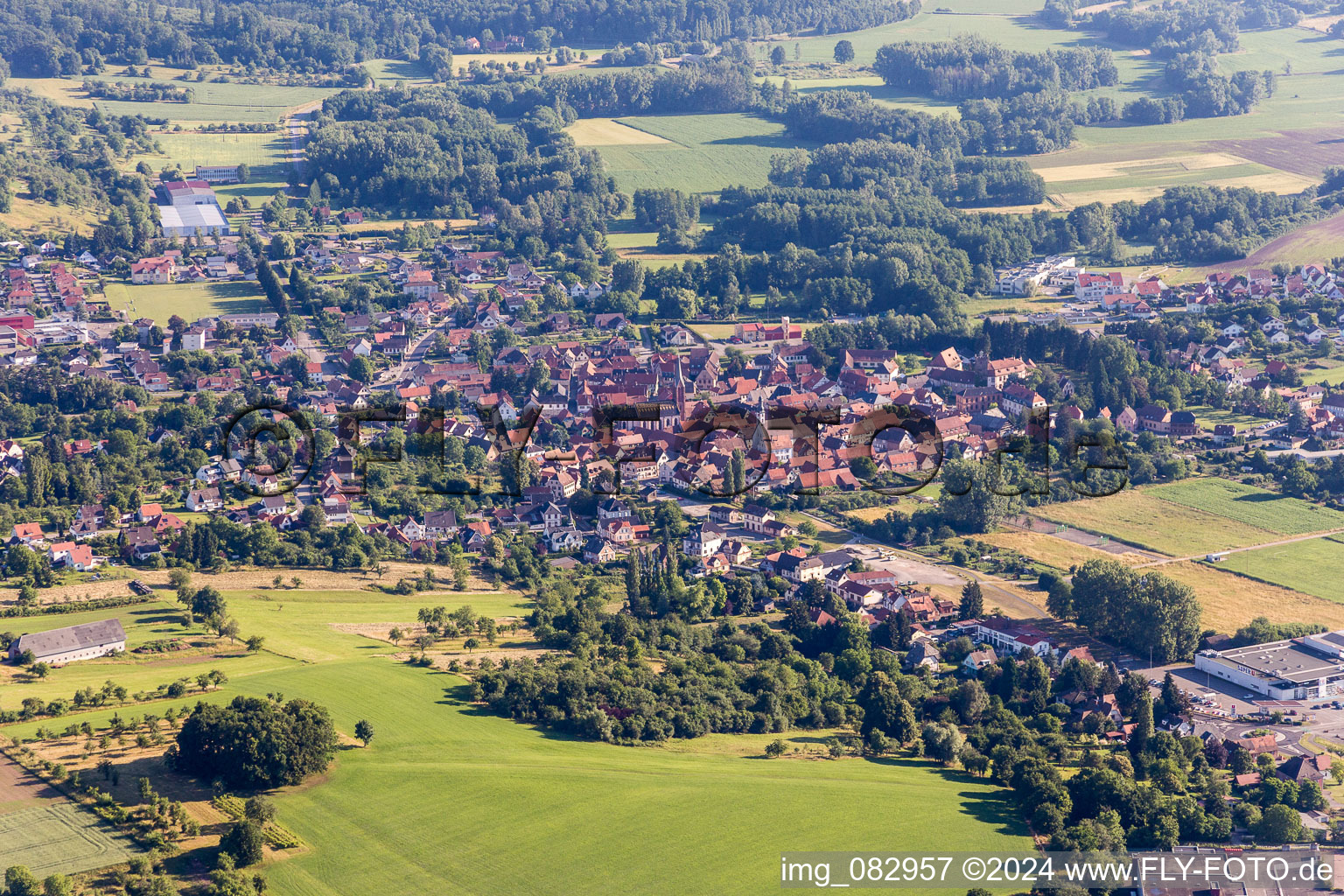 Vue aérienne de Vue des rues et des maisons des quartiers résidentiels à Wœrth dans le département Bas Rhin, France