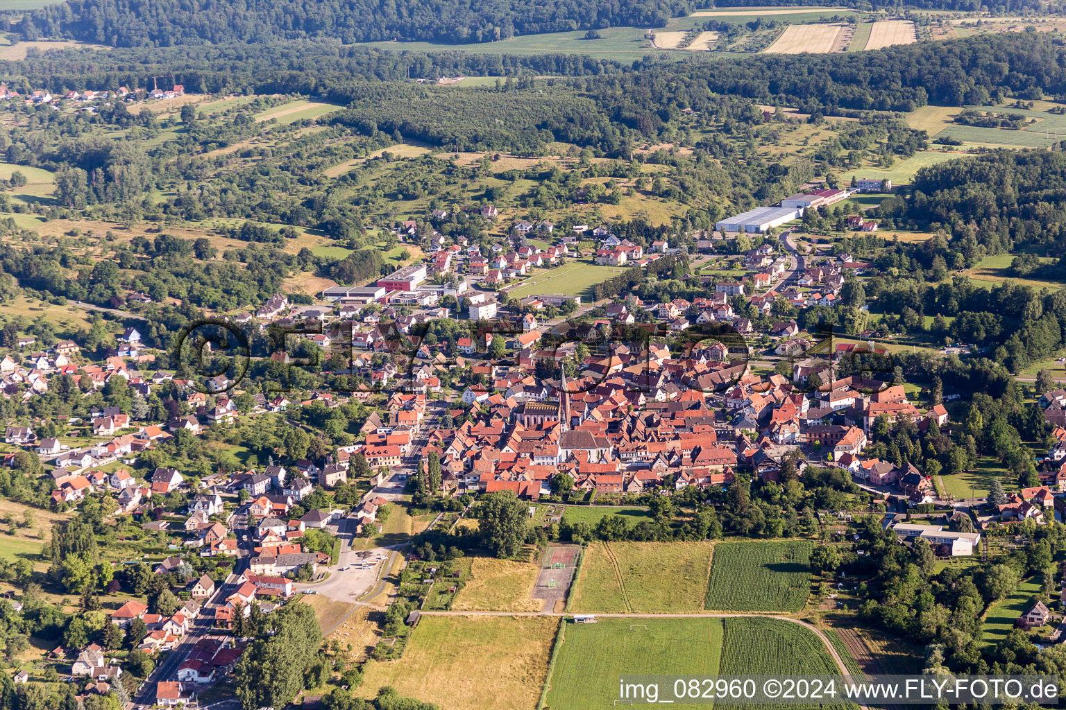 Vue aérienne de Vue des rues et des maisons des quartiers résidentiels à Wœrth dans le département Bas Rhin, France