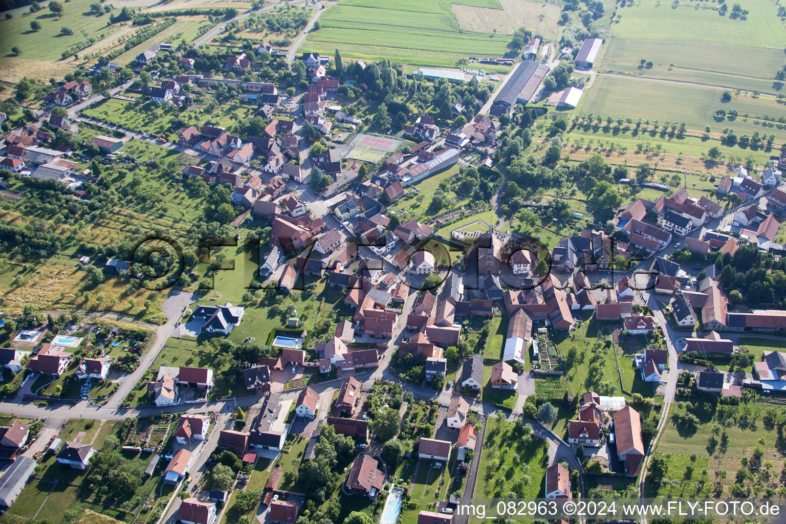 Vue aérienne de Vue sur le village à Dieffenbach-lès-Wœrth dans le département Bas Rhin, France