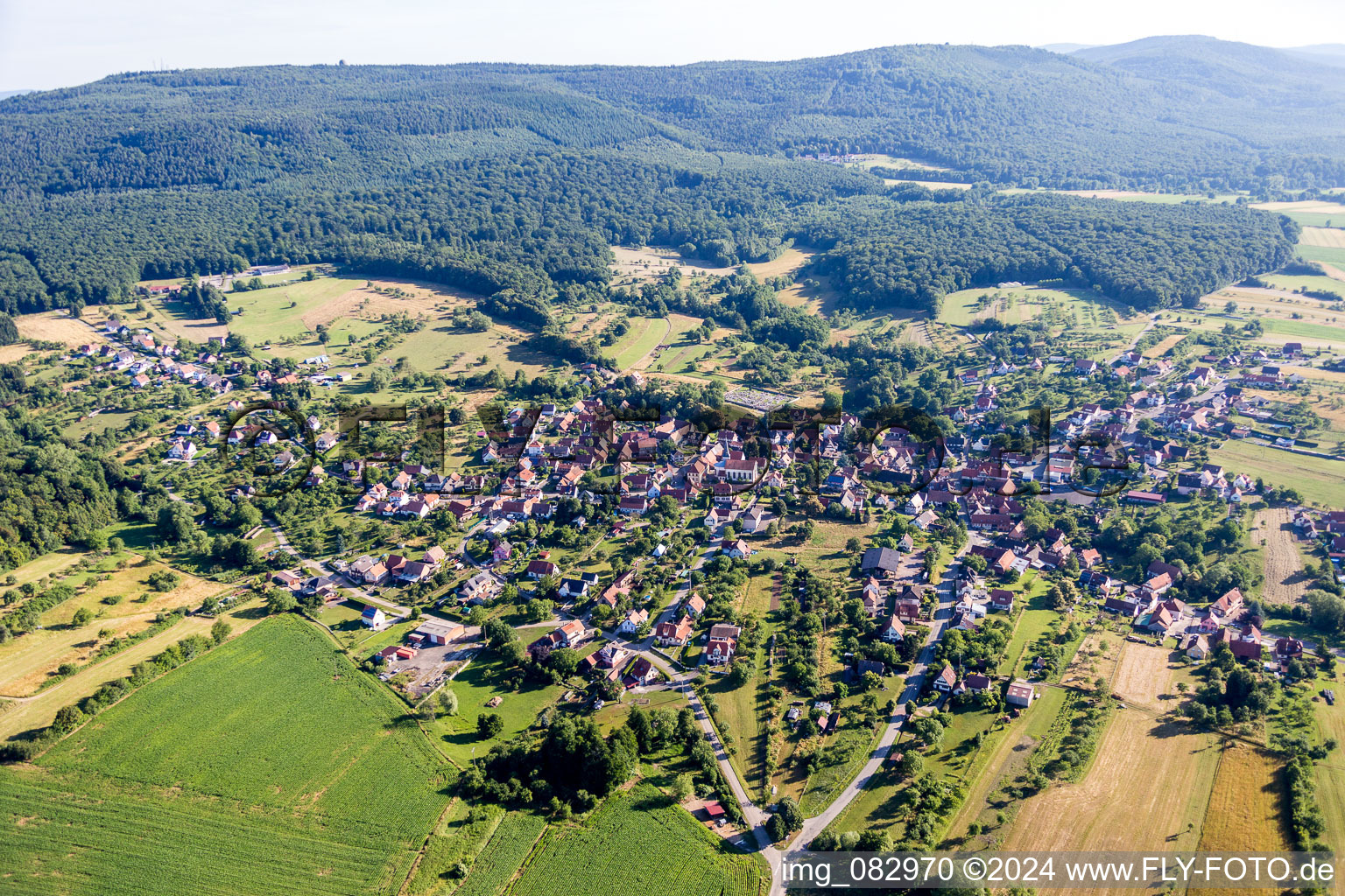 Vue aérienne de Champs agricoles et surfaces utilisables à Lampertsloch dans le département Bas Rhin, France