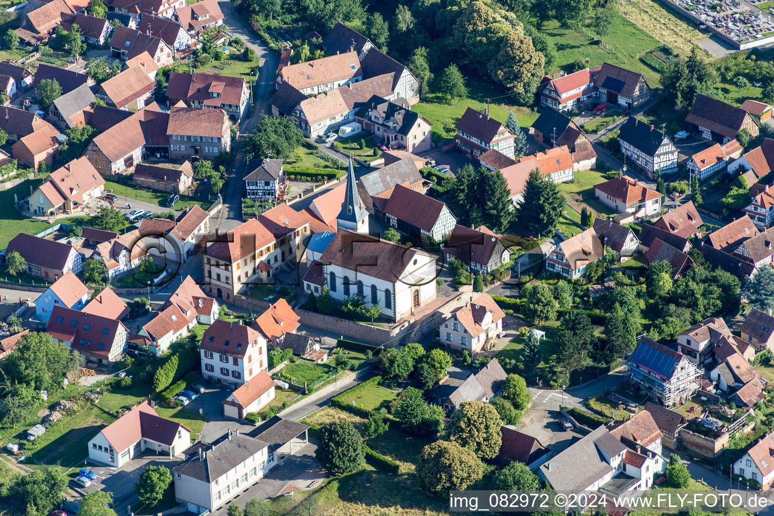 Vue aérienne de Bâtiment d'église au centre du village à Lampertsloch dans le département Bas Rhin, France