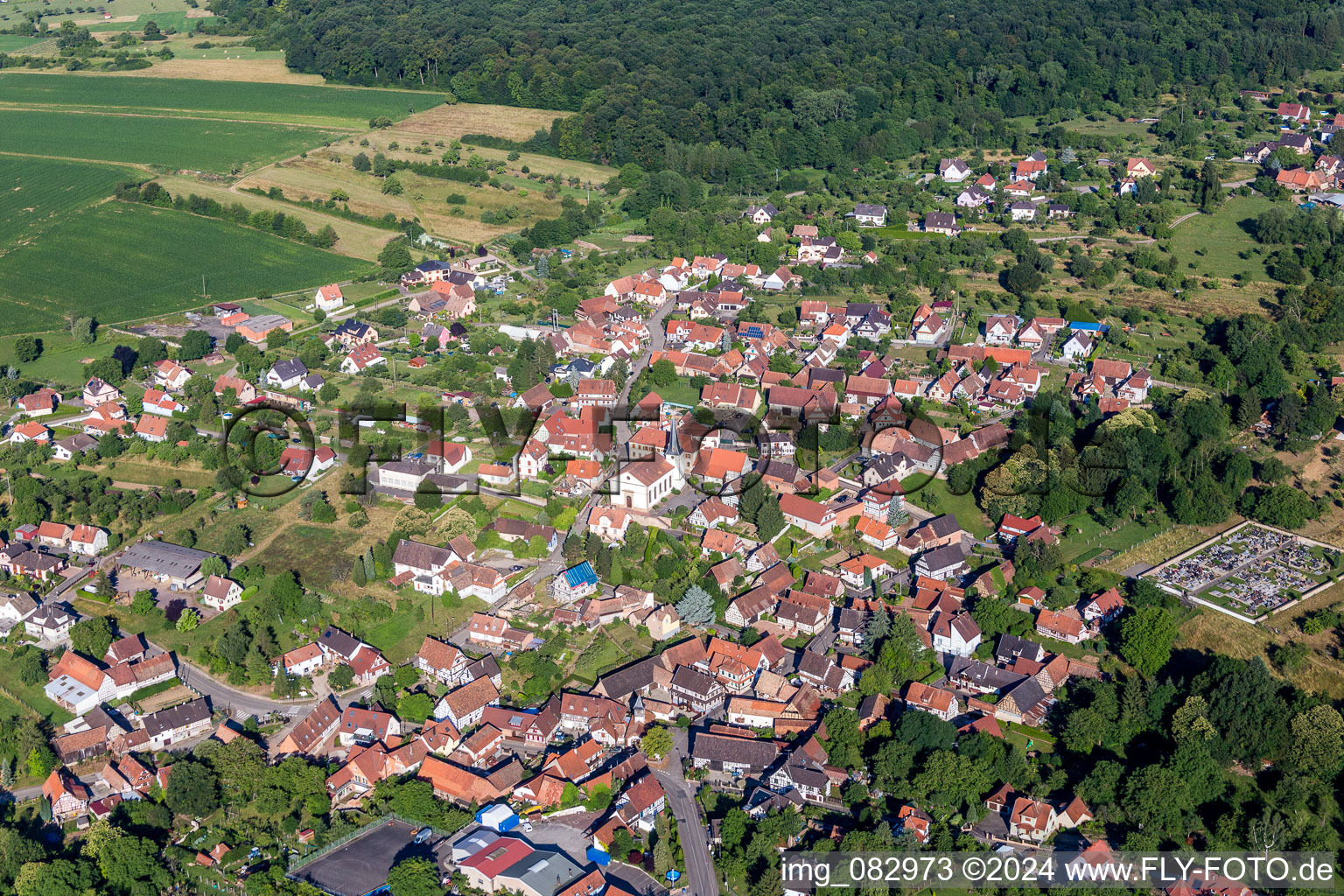 Vue aérienne de Champs agricoles et surfaces utilisables à Lampertsloch dans le département Bas Rhin, France